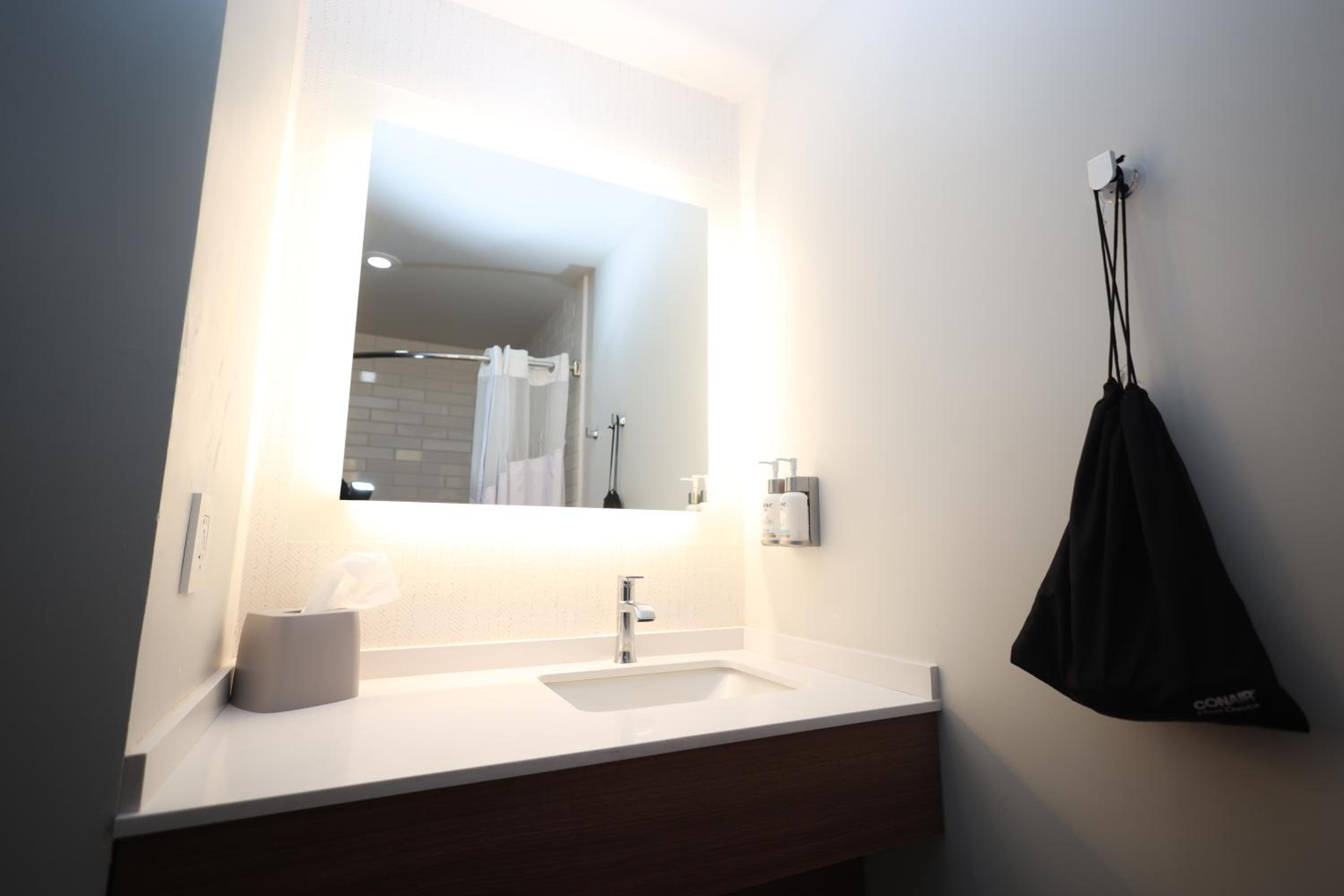 Standard King Room - Accessible - Photo 6