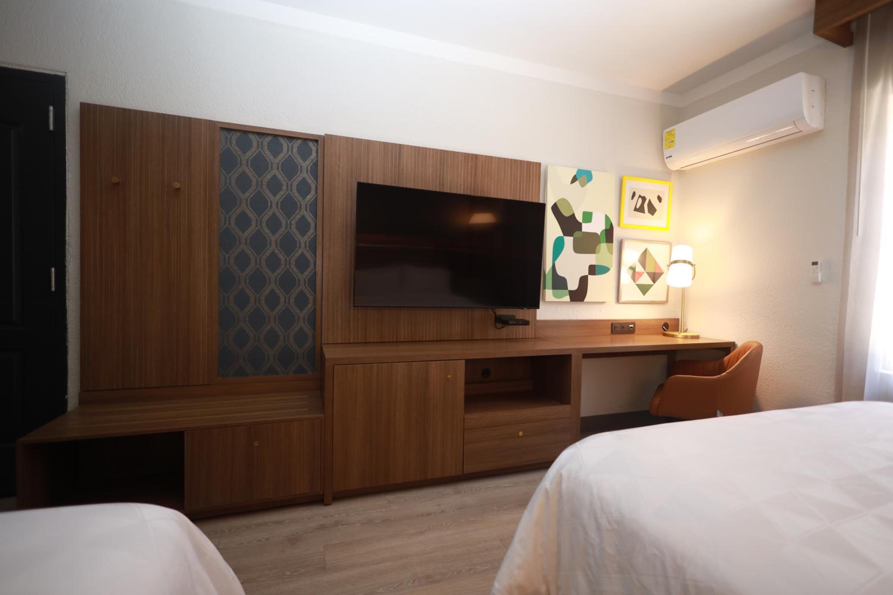 Standard King Room - Accessible - Photo 5