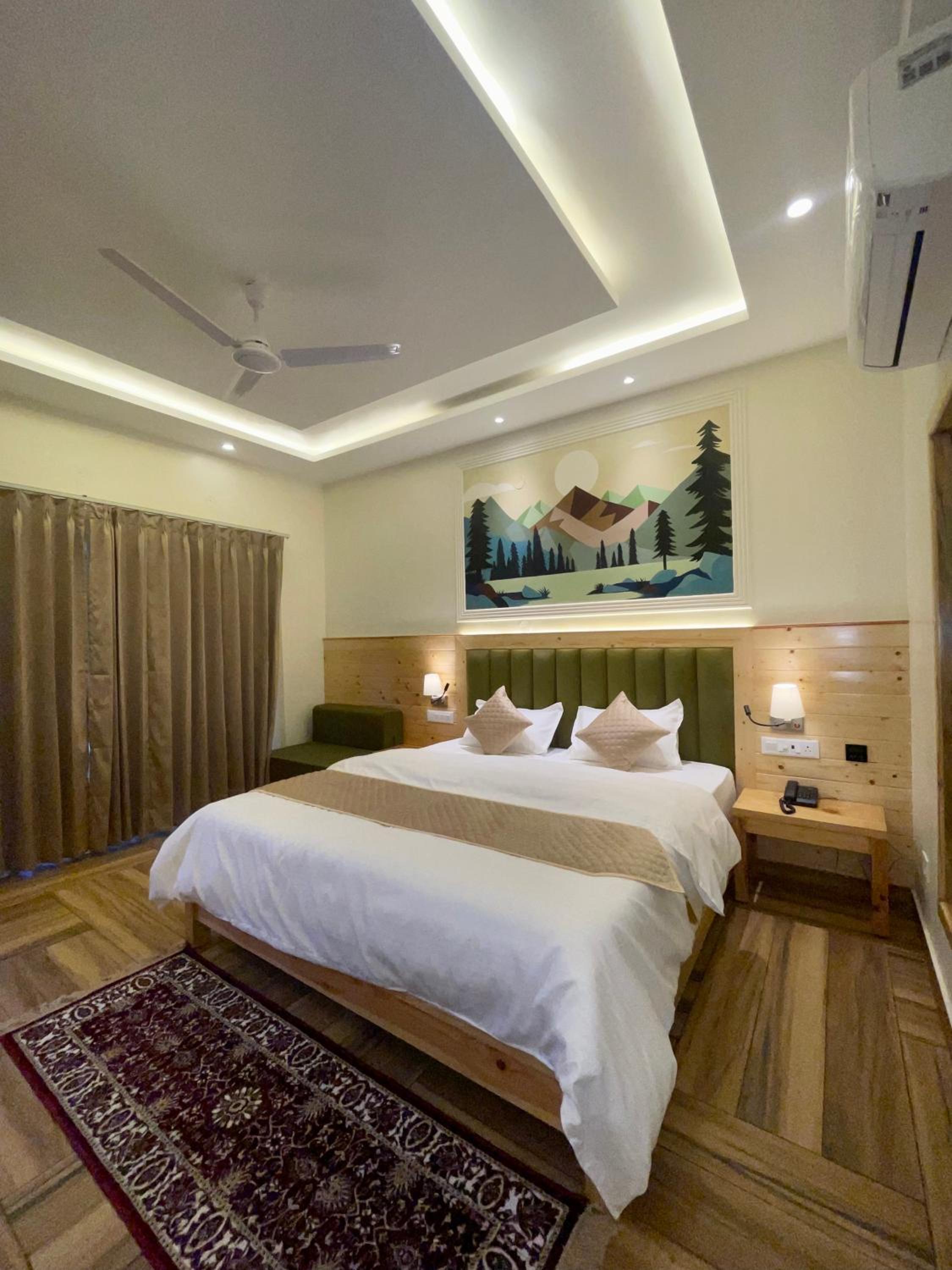 Deluxe Double Room (2 Adults + 1 Child) photo 2