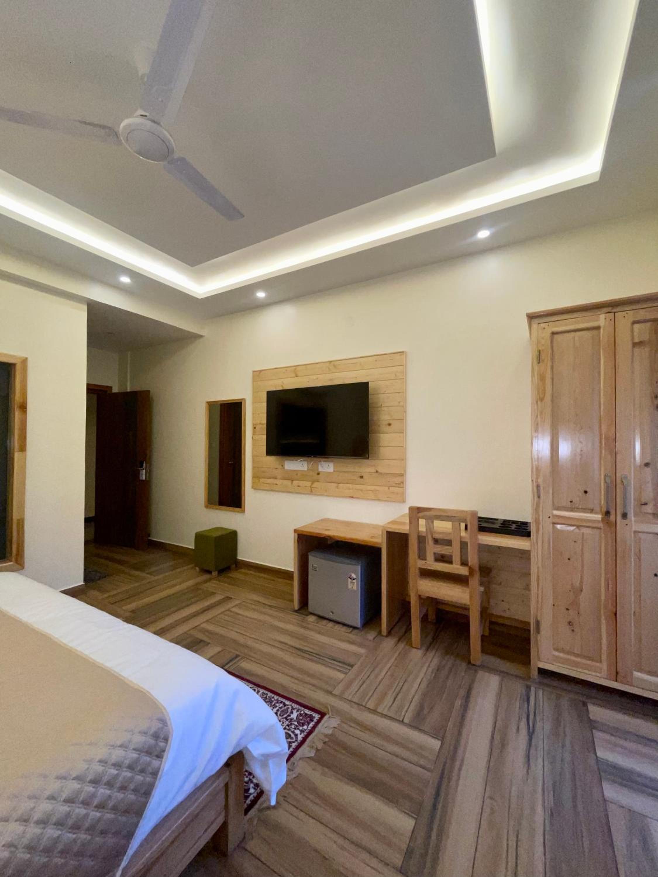 Deluxe Double Room (2 Adults + 1 Child) photo 3