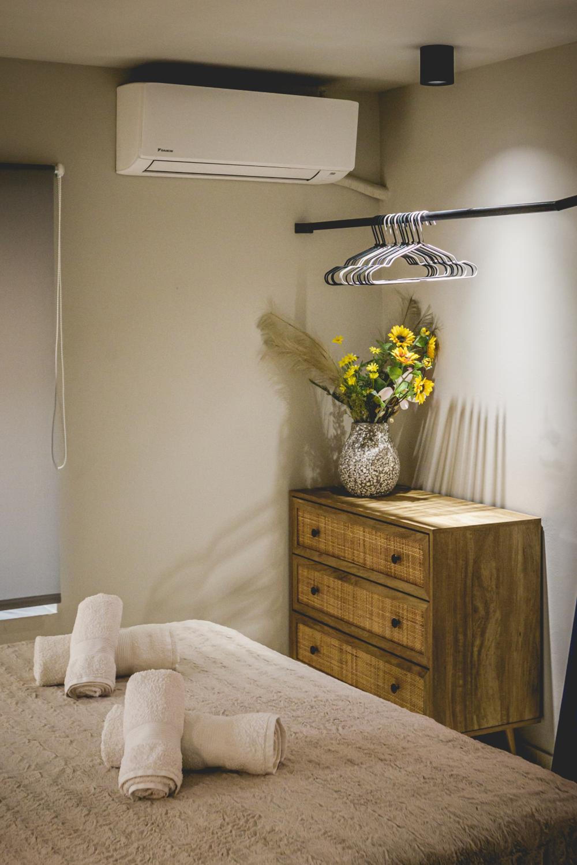 One-Bedroom House - Photo 37