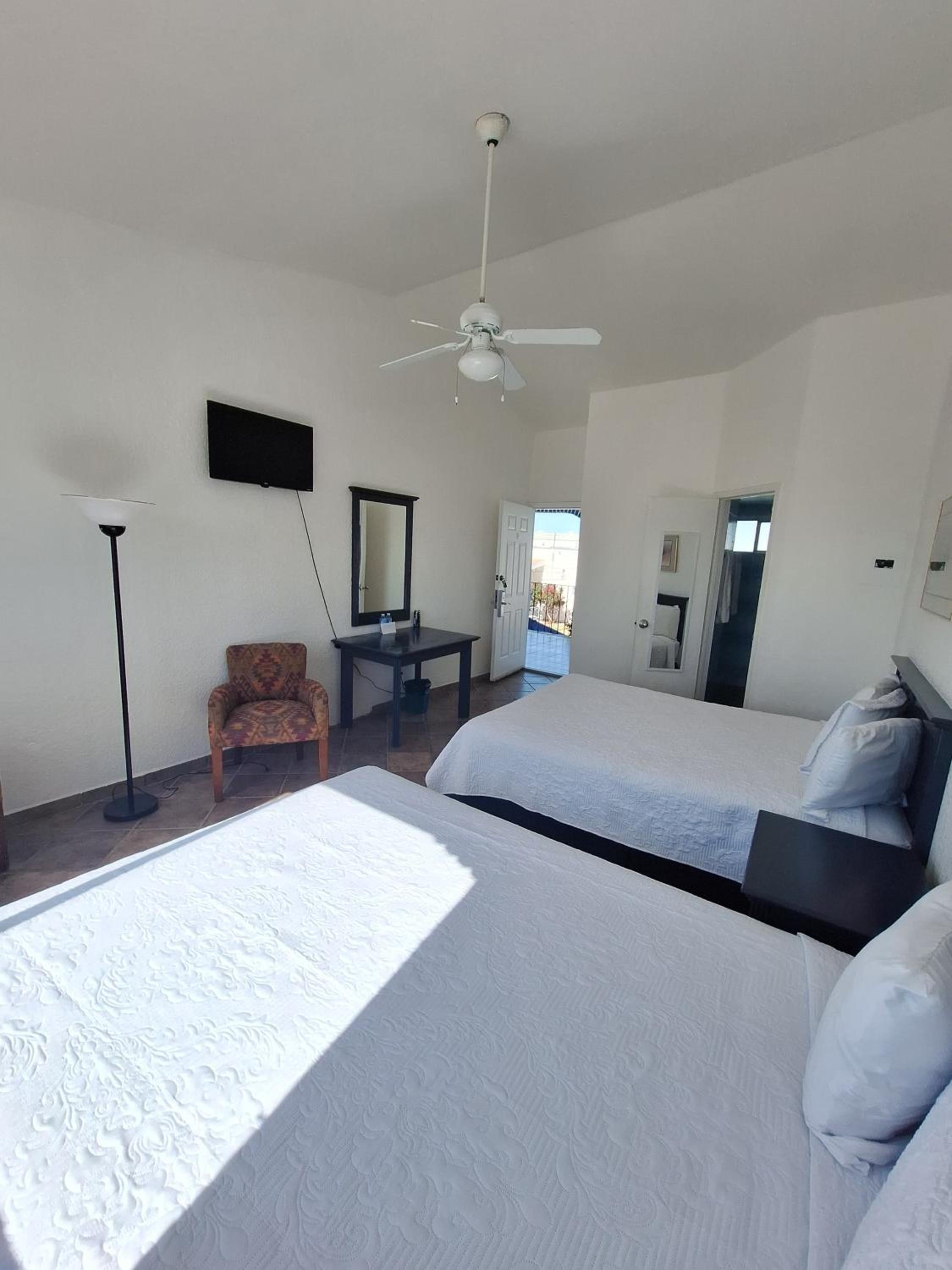 Queen Room photo 2