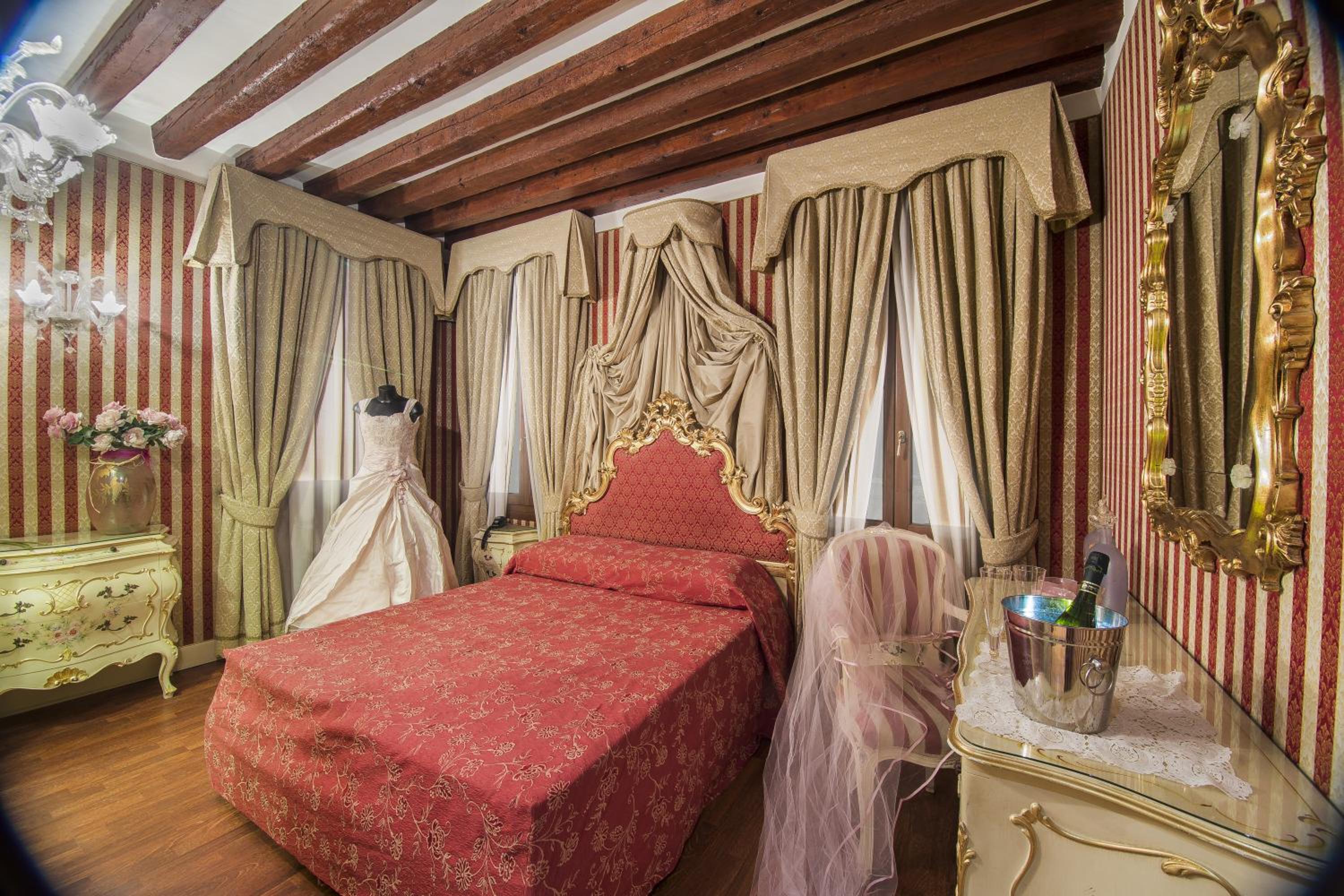 Deluxe Double Room with Canal View photo 1