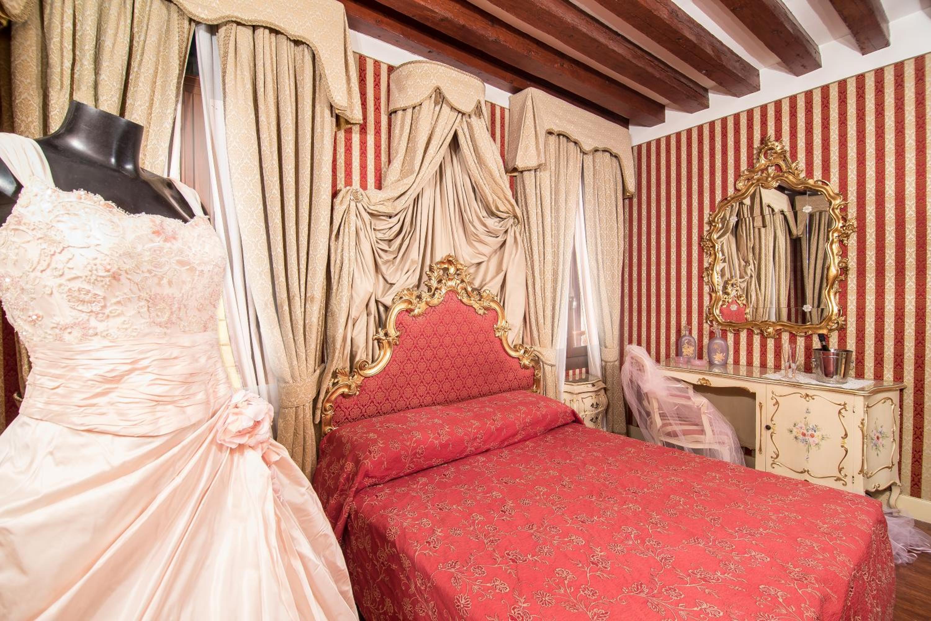Deluxe Double Room with Canal View photo 2