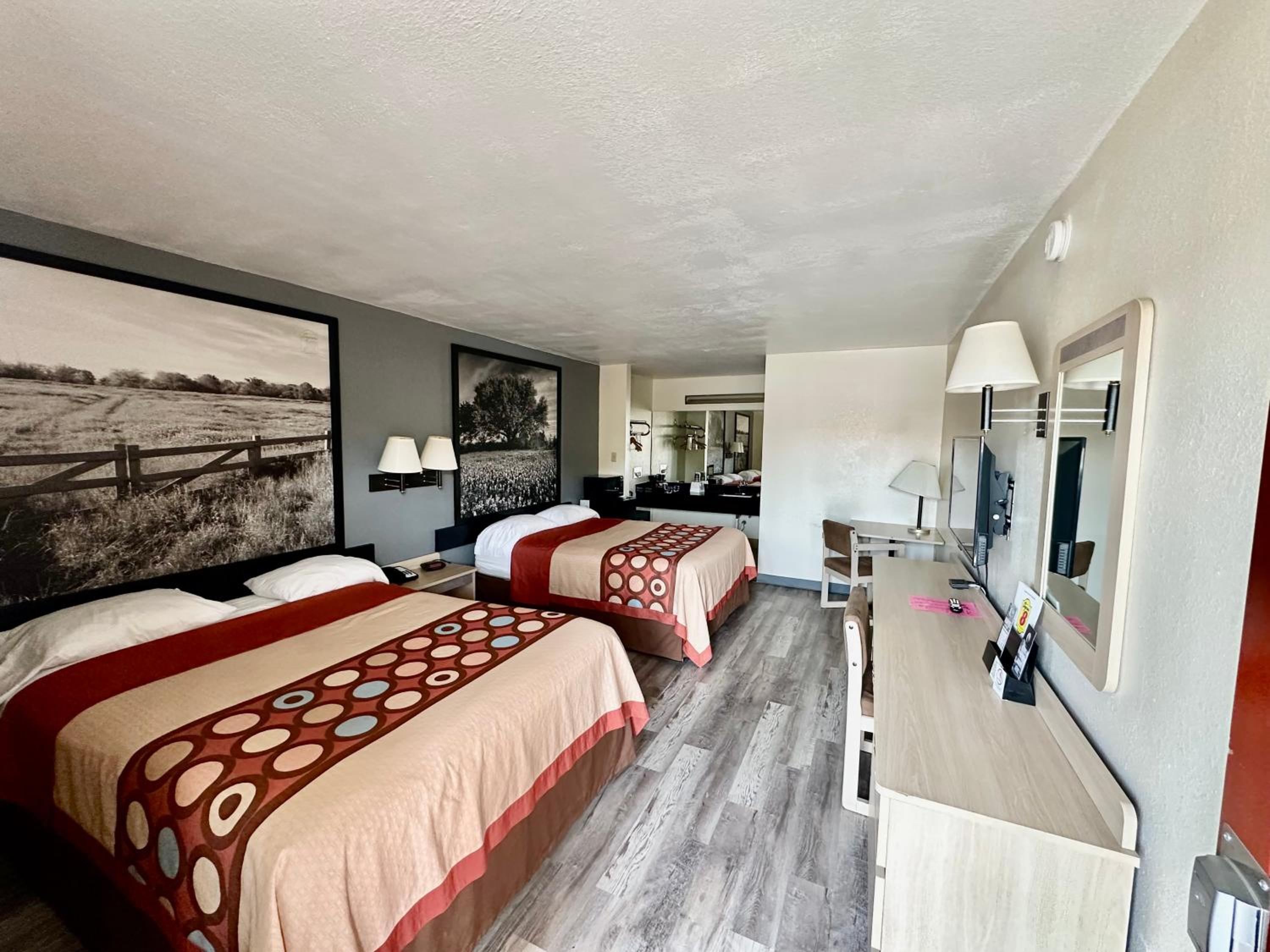 Queen Room with Two Queen Beds and Roll-In Shower - Mobility/Hearing Accessible - Non-Smoking - Photo 2