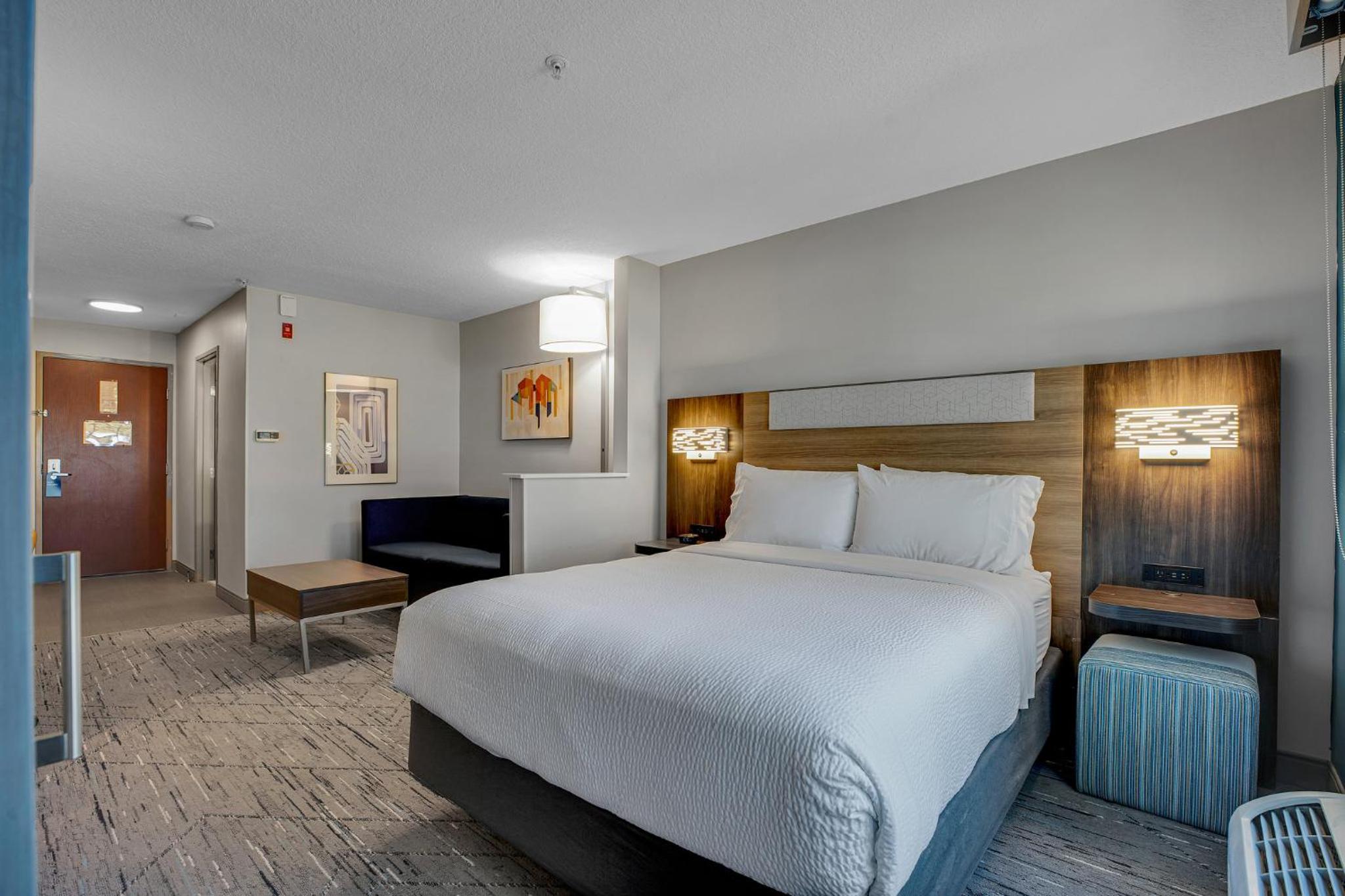 One-Bedroom Suite - Photo 7