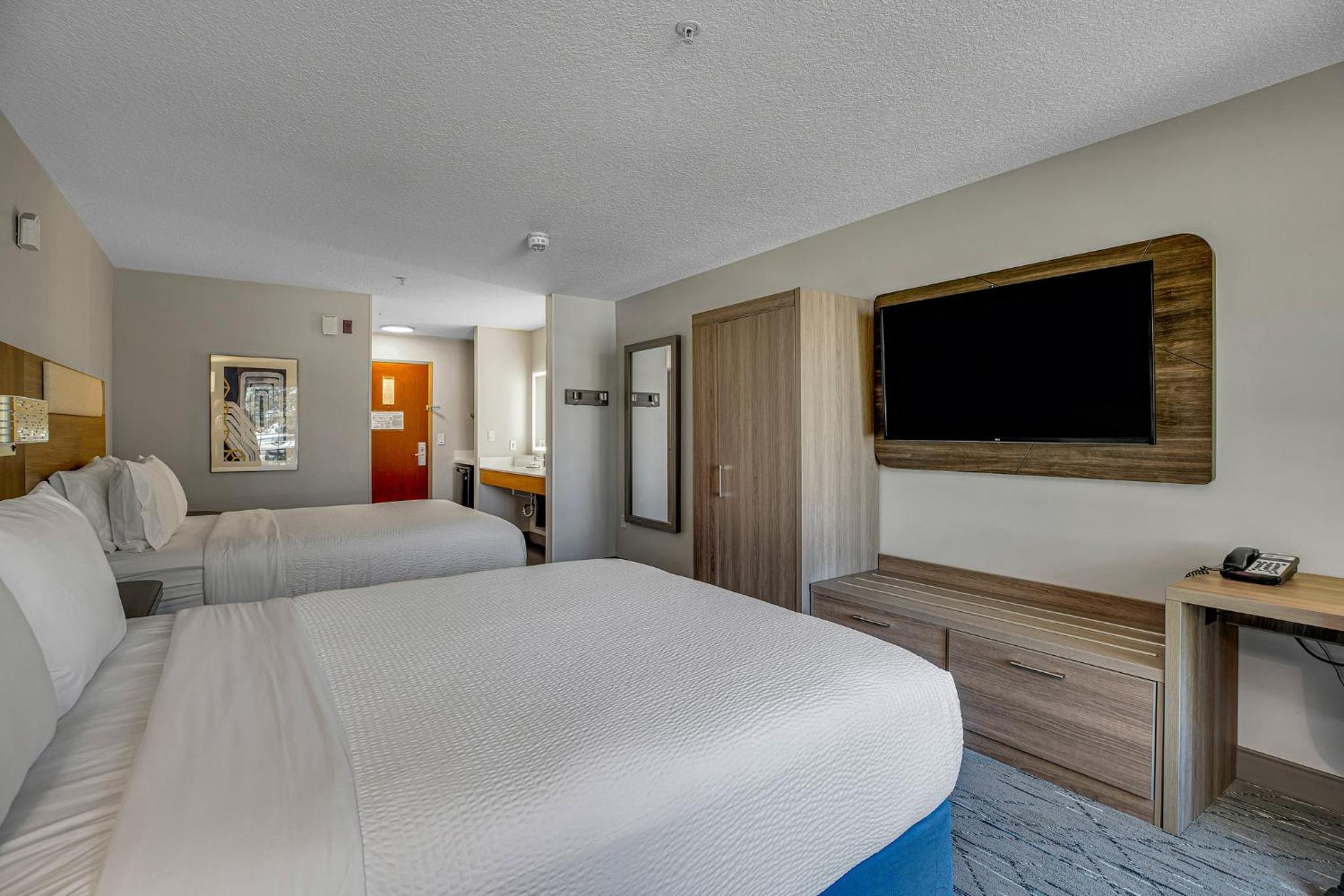 Standard Room with Two Queen Beds - Photo 10