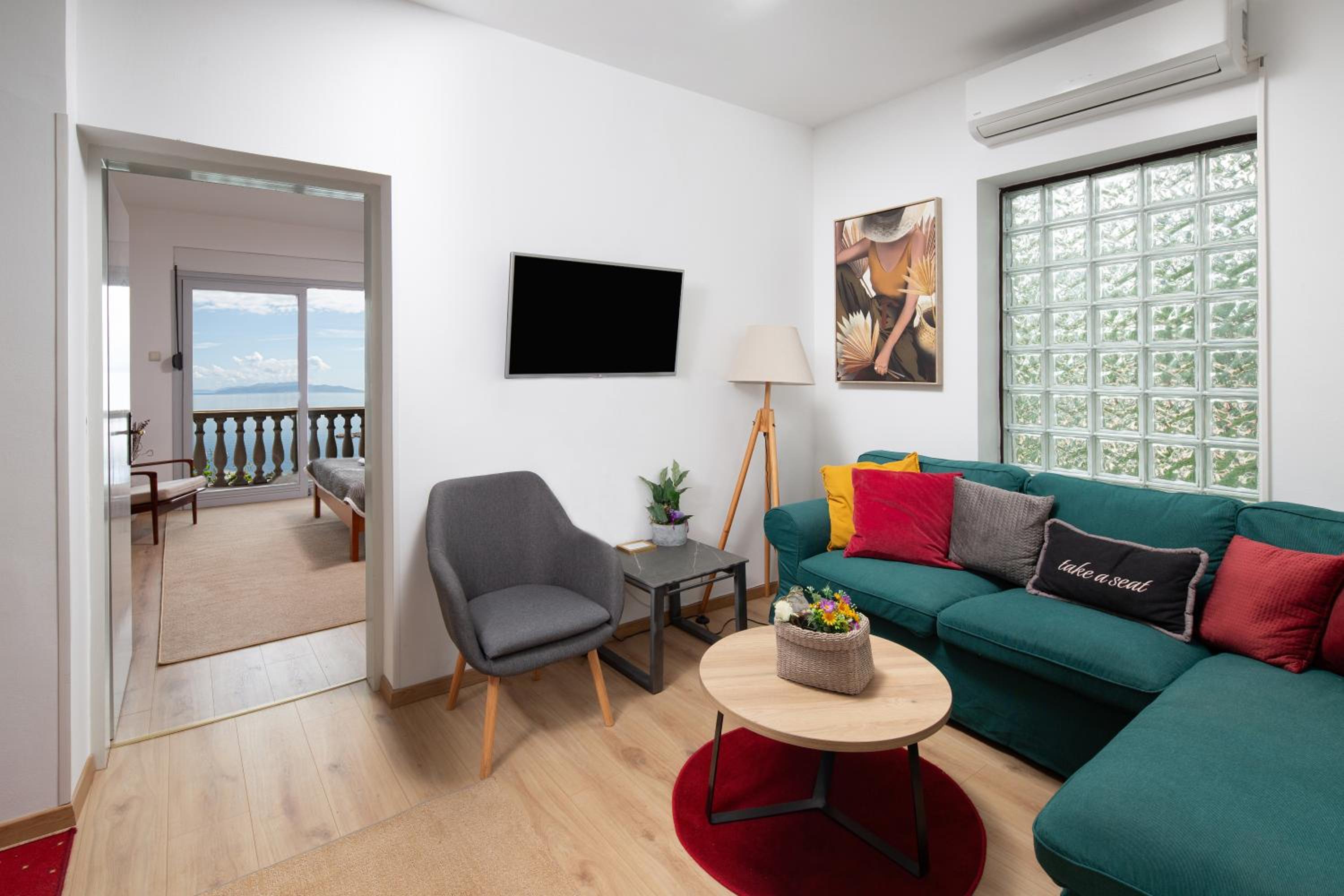 Three-Bedroom Apartment with Terrace and Sea View photo 1