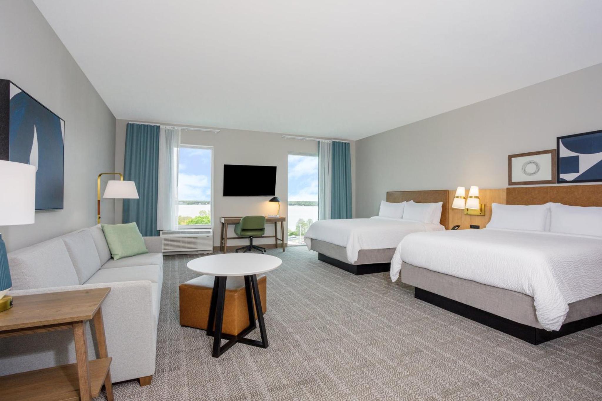 Queen Studio Suite with Lake View - Photo 3