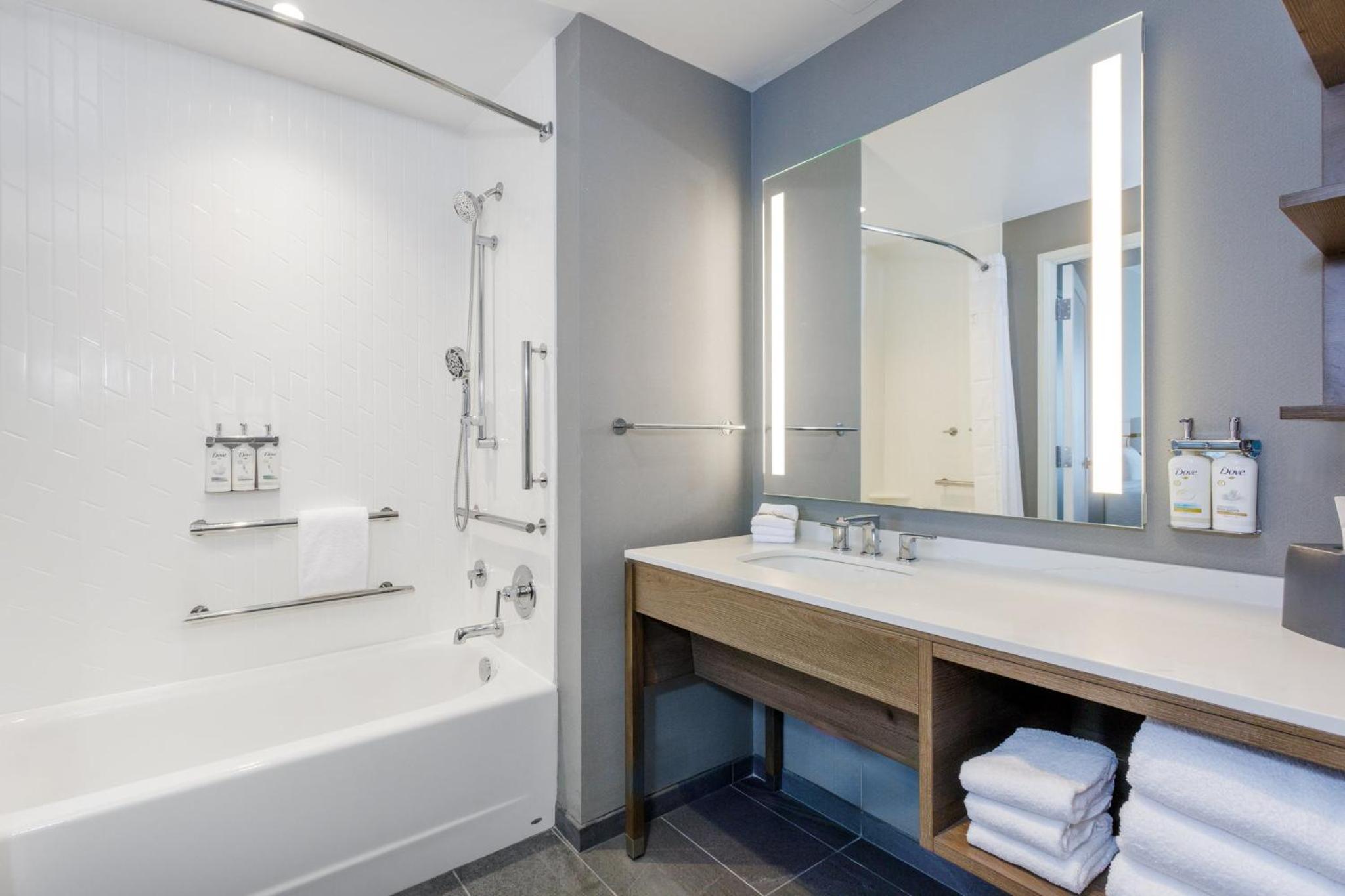 One-Bedroom Queen Suite with Tub - Mobility Accessible - Photo 4