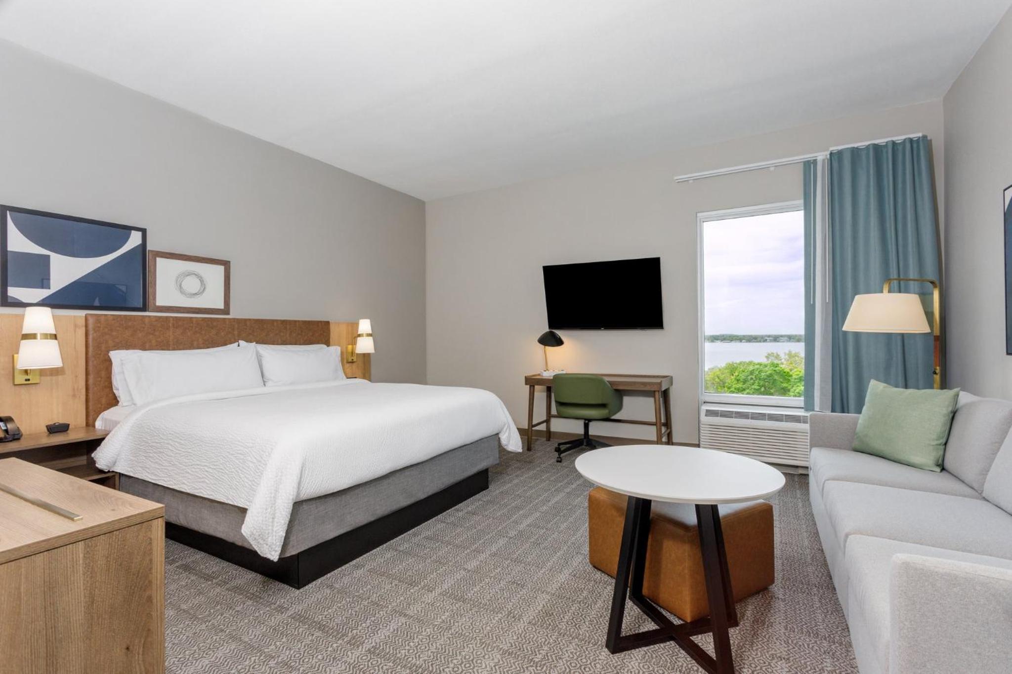 King Studio Suite with Lake View - Photo 4