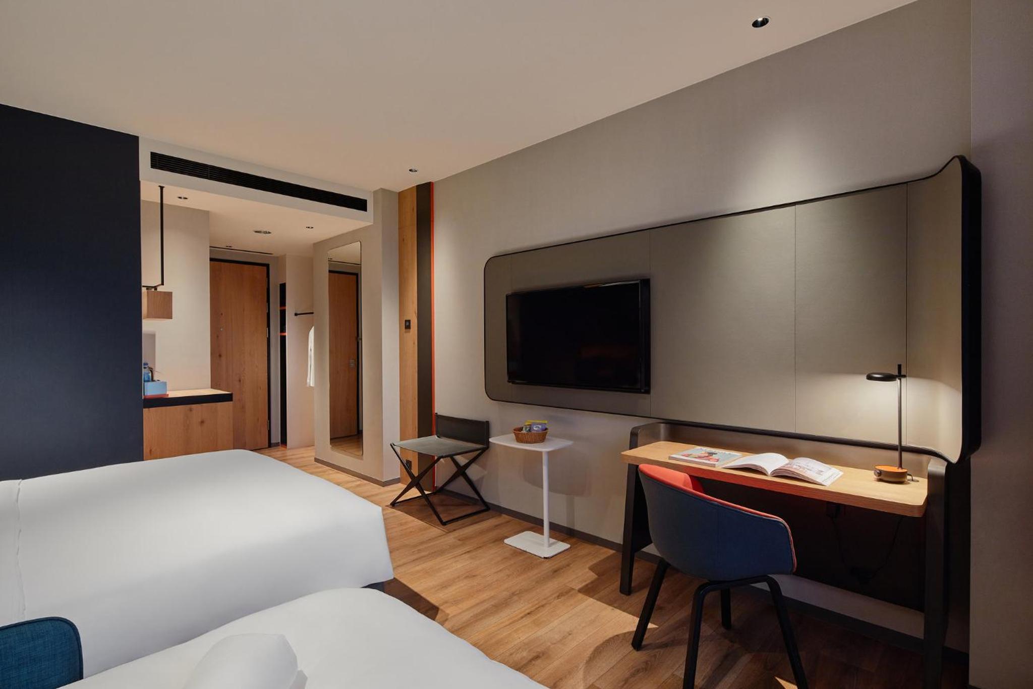 Standard Room with One King Bed and One Queen Bed - Photo 5