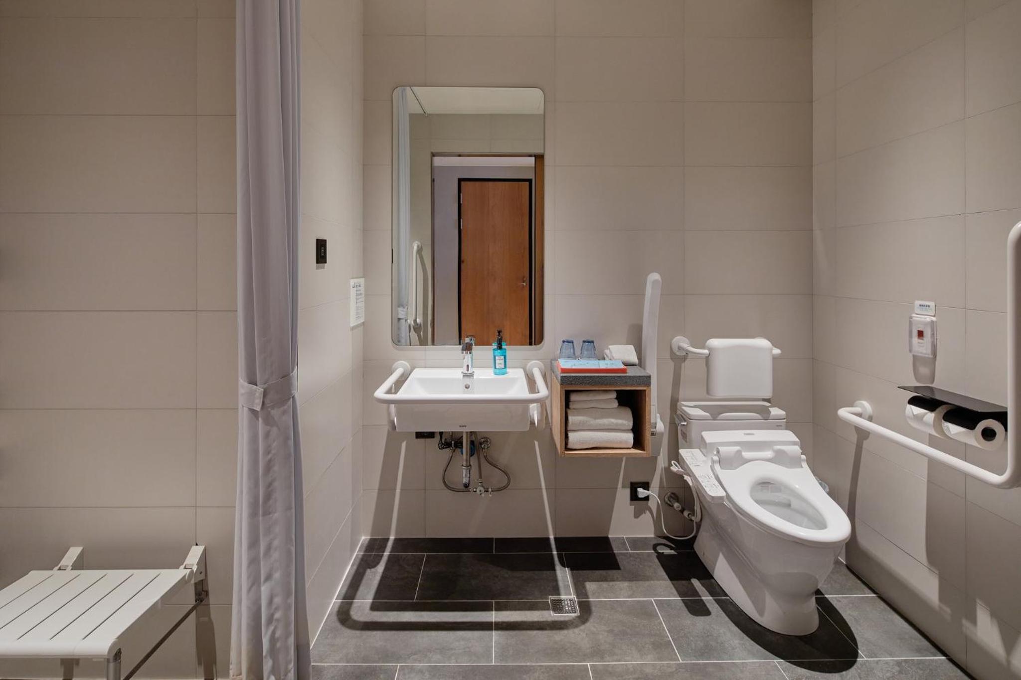 Standard Queen Room - Accessible - Photo 6