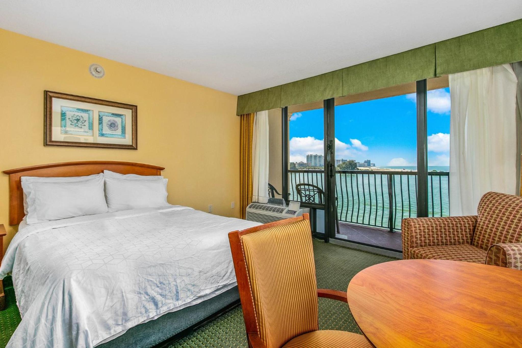 Standard King Room with Balcony and Gulf View - Photo 6