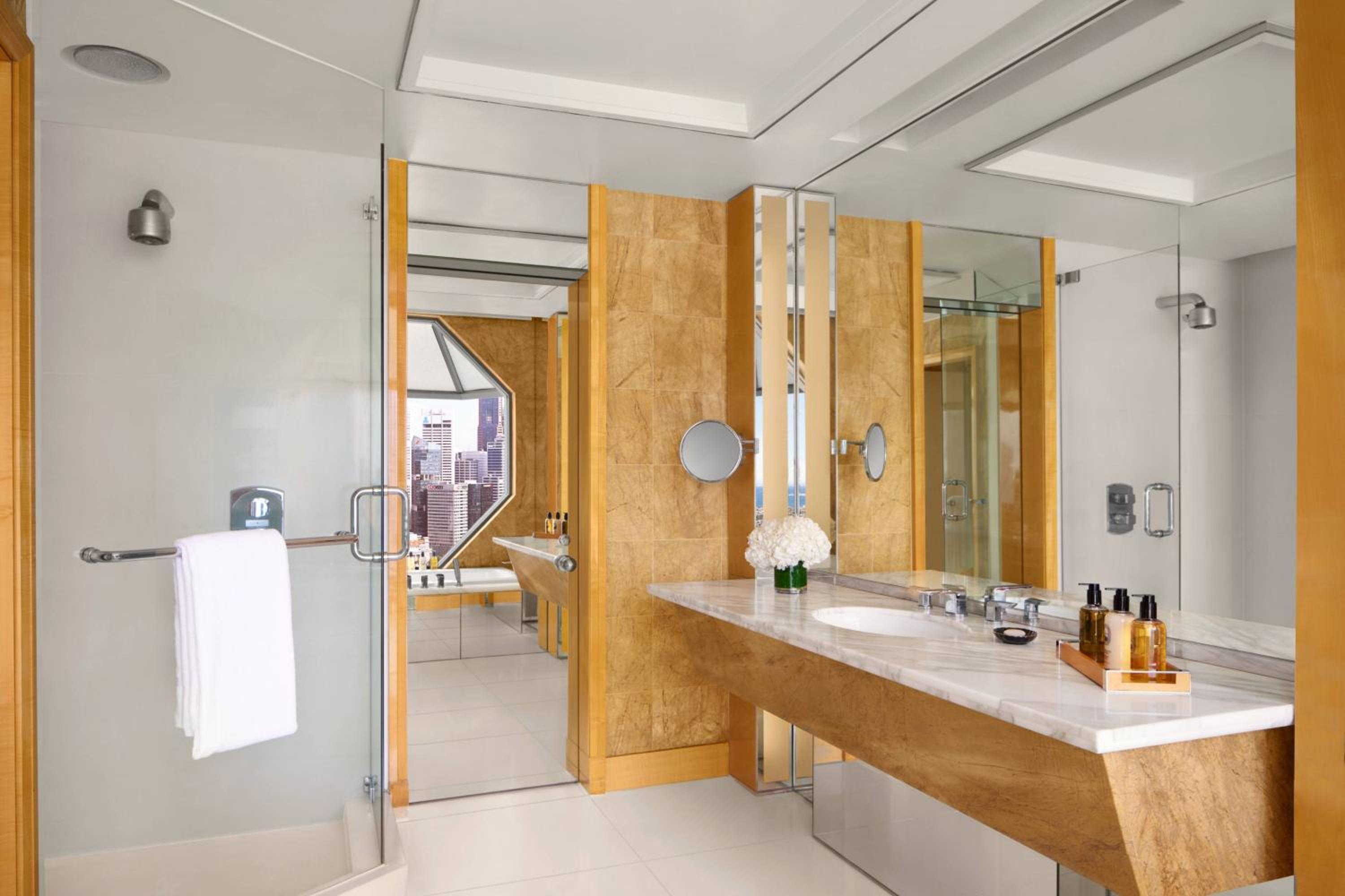 Grand Marina, 1 King Bed and 1 Sofa Bed, Marina Bay View photo 3