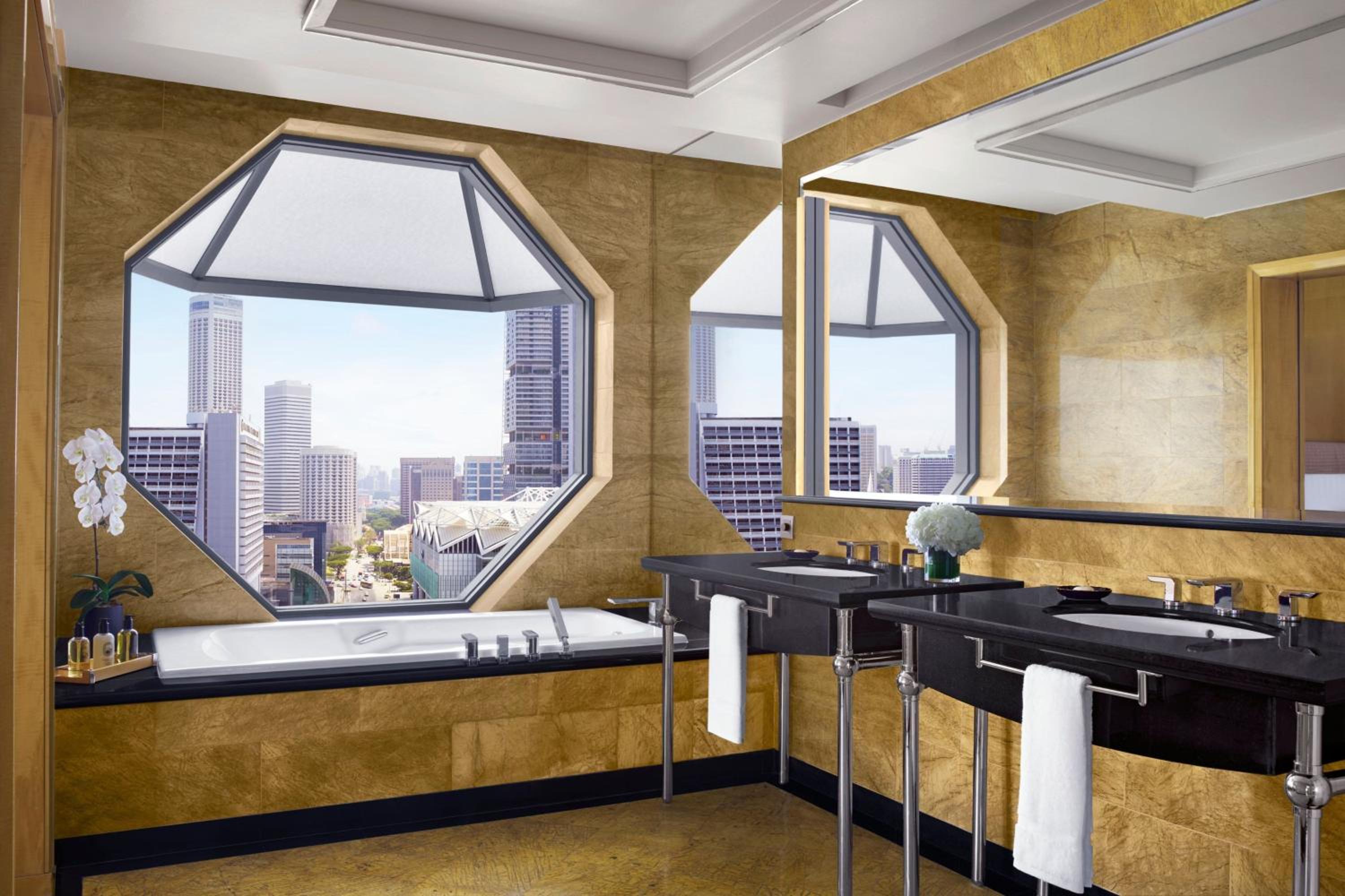 Deluxe Suite, 1 King Bed, Marina Bay View photo 2