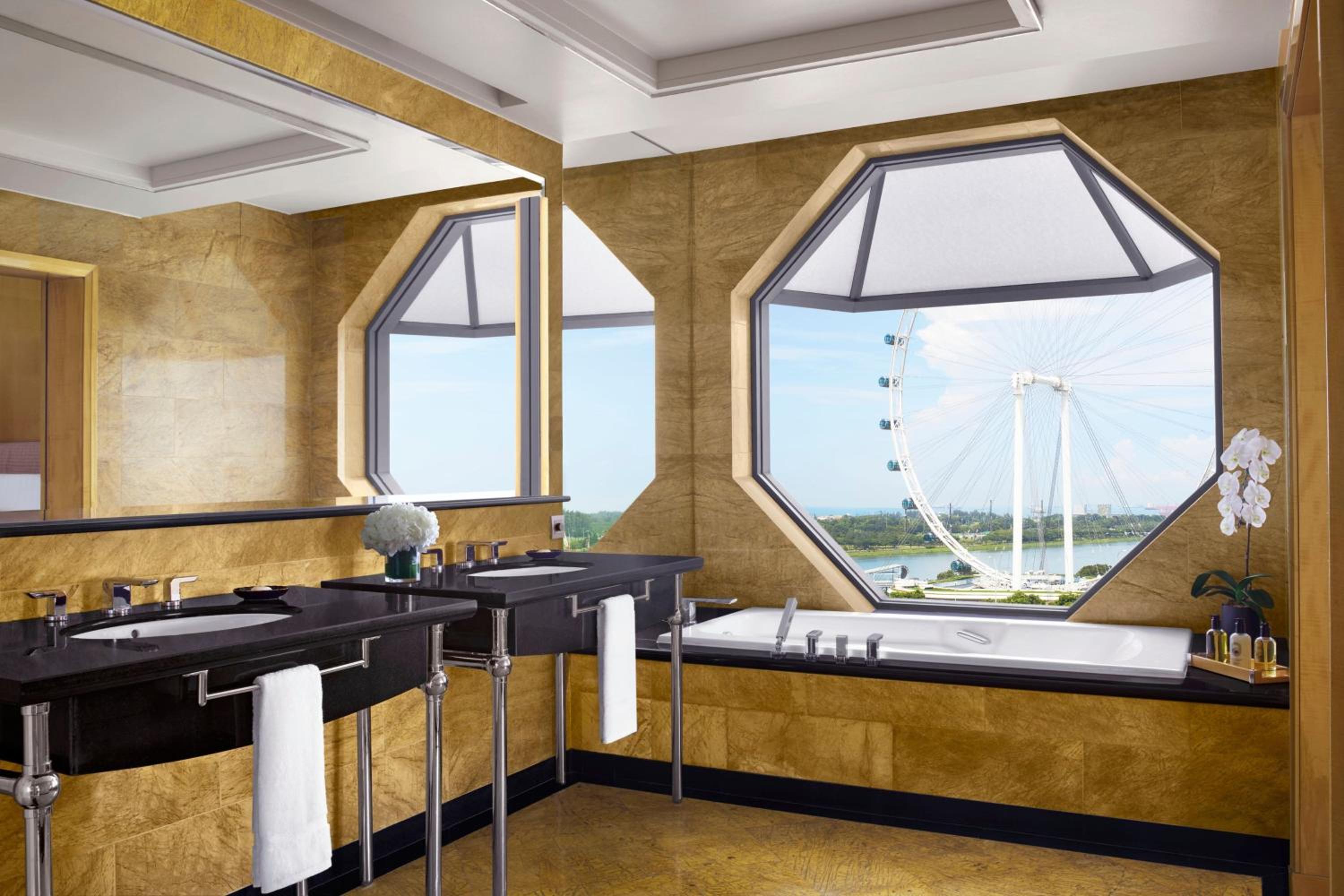Club Premier Suite, 1 King Bed, Marina Bay View, Lounge Access photo 2