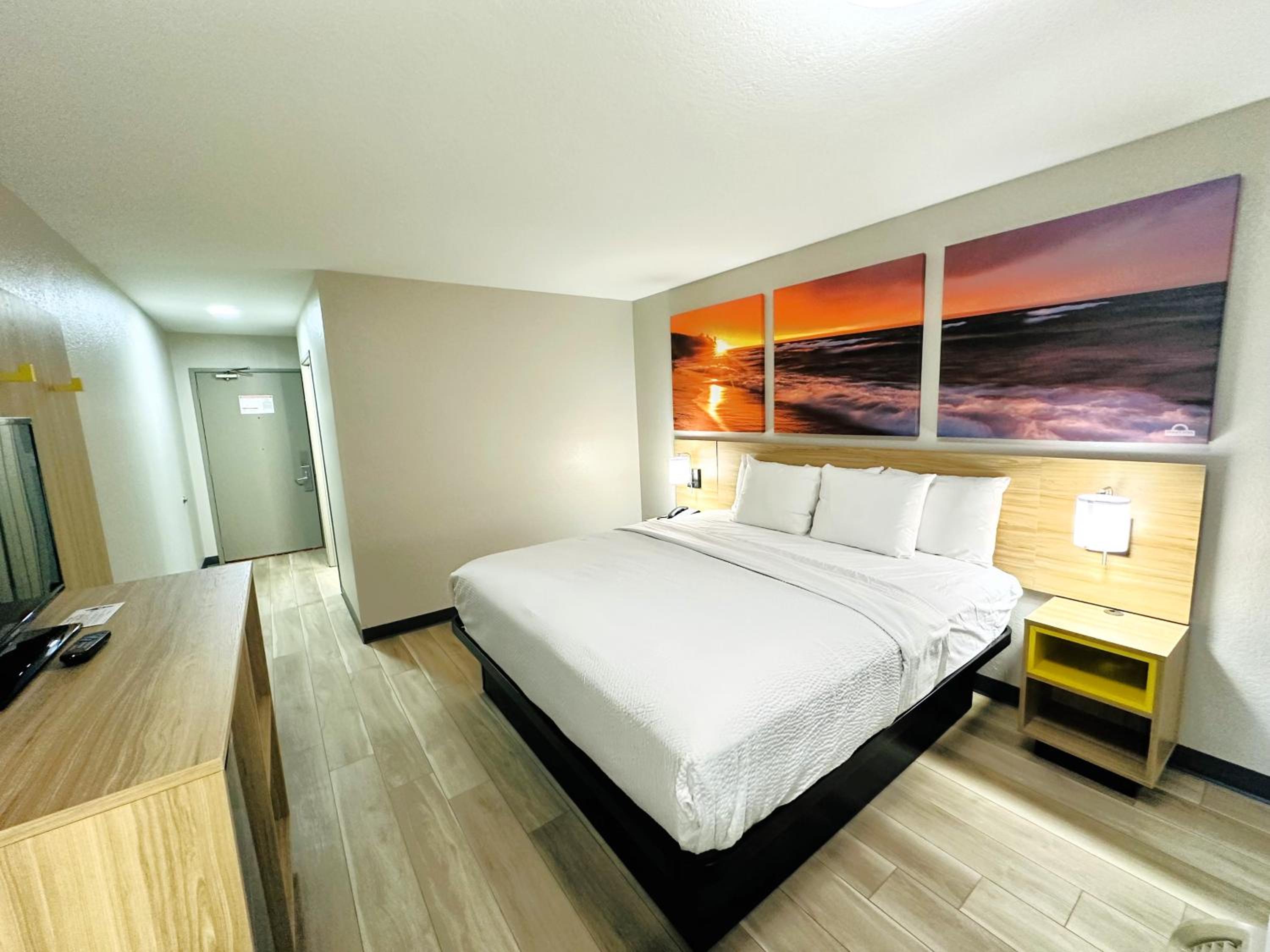 King Room with Bath Tub - Mobility Accessible/Non-Smoking - Photo 3