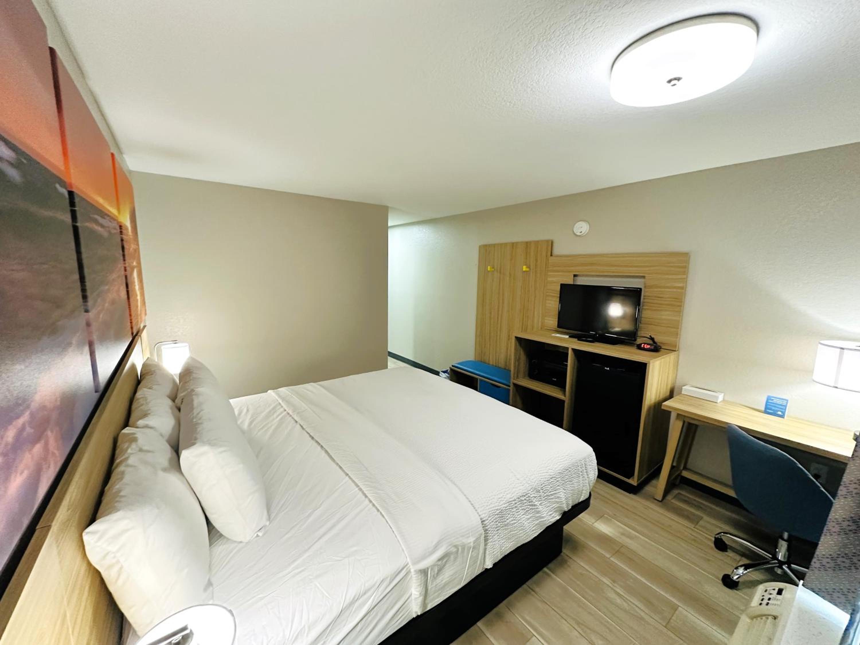 King Room with Bath Tub - Mobility Accessible/Non-Smoking - Photo 4