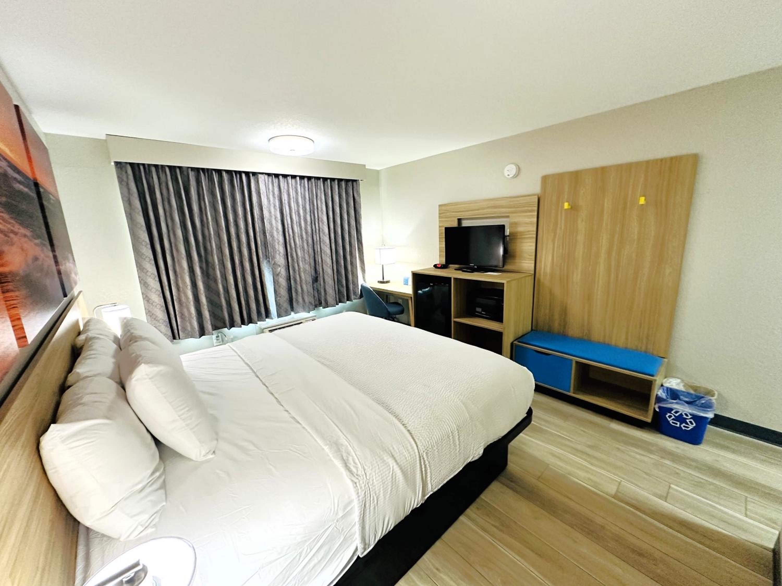 King Room with Bath Tub - Mobility Accessible/Non-Smoking - Photo 5