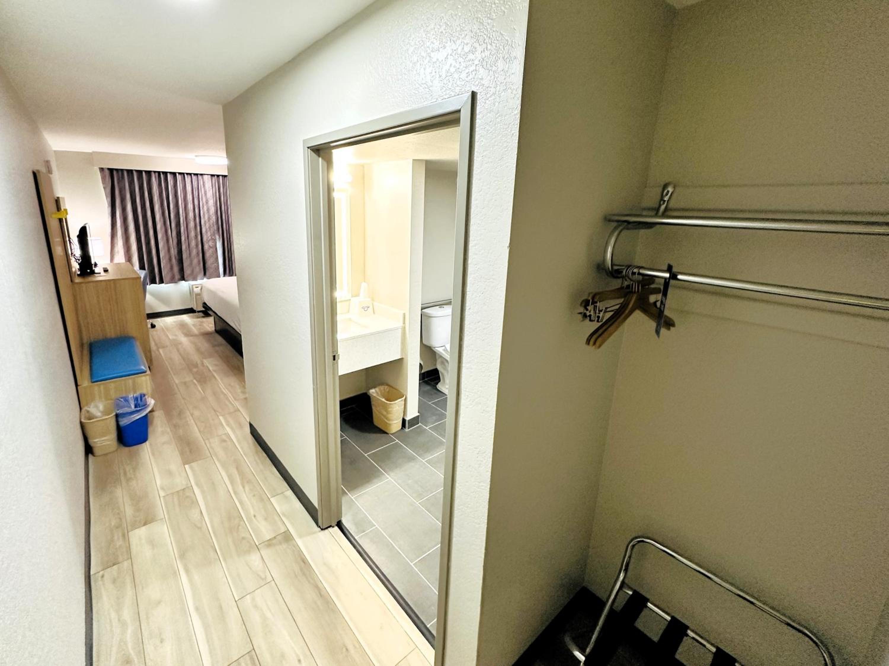 King Room with Bath Tub - Mobility Accessible/Non-Smoking - Photo 6