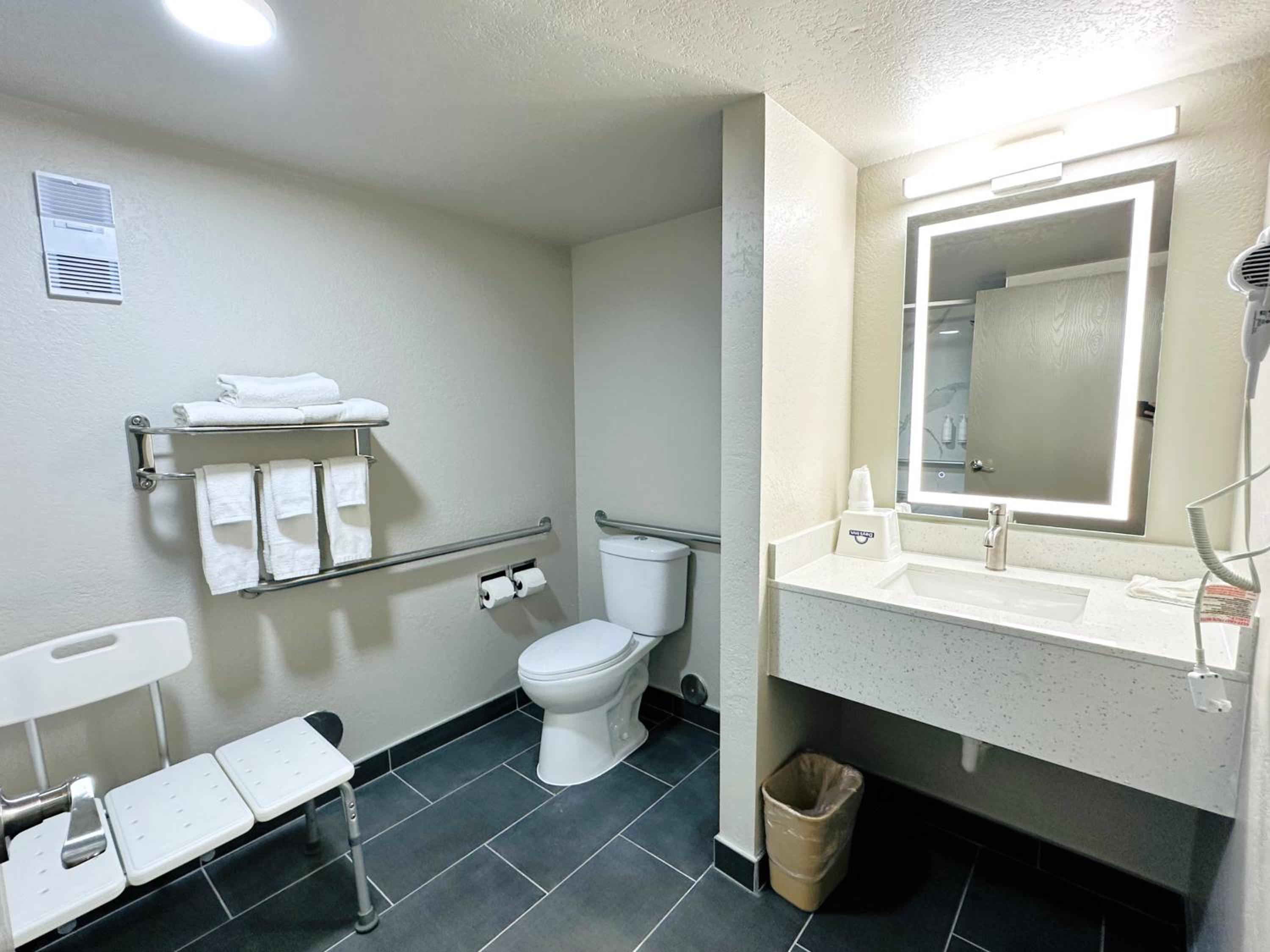 King Room with Bath Tub - Mobility Accessible/Non-Smoking - Photo 7