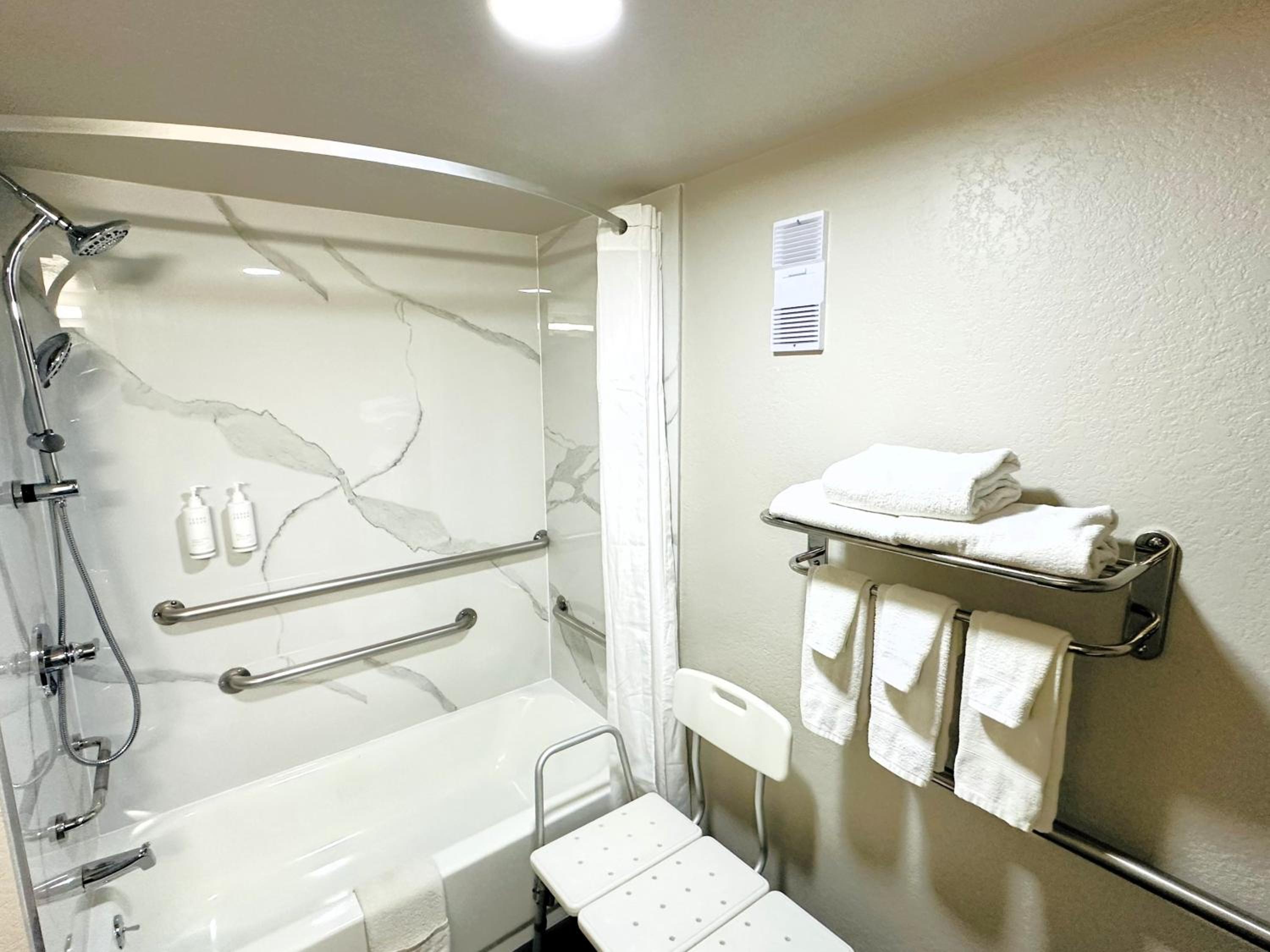 King Room with Bath Tub - Mobility Accessible/Non-Smoking - Photo 2