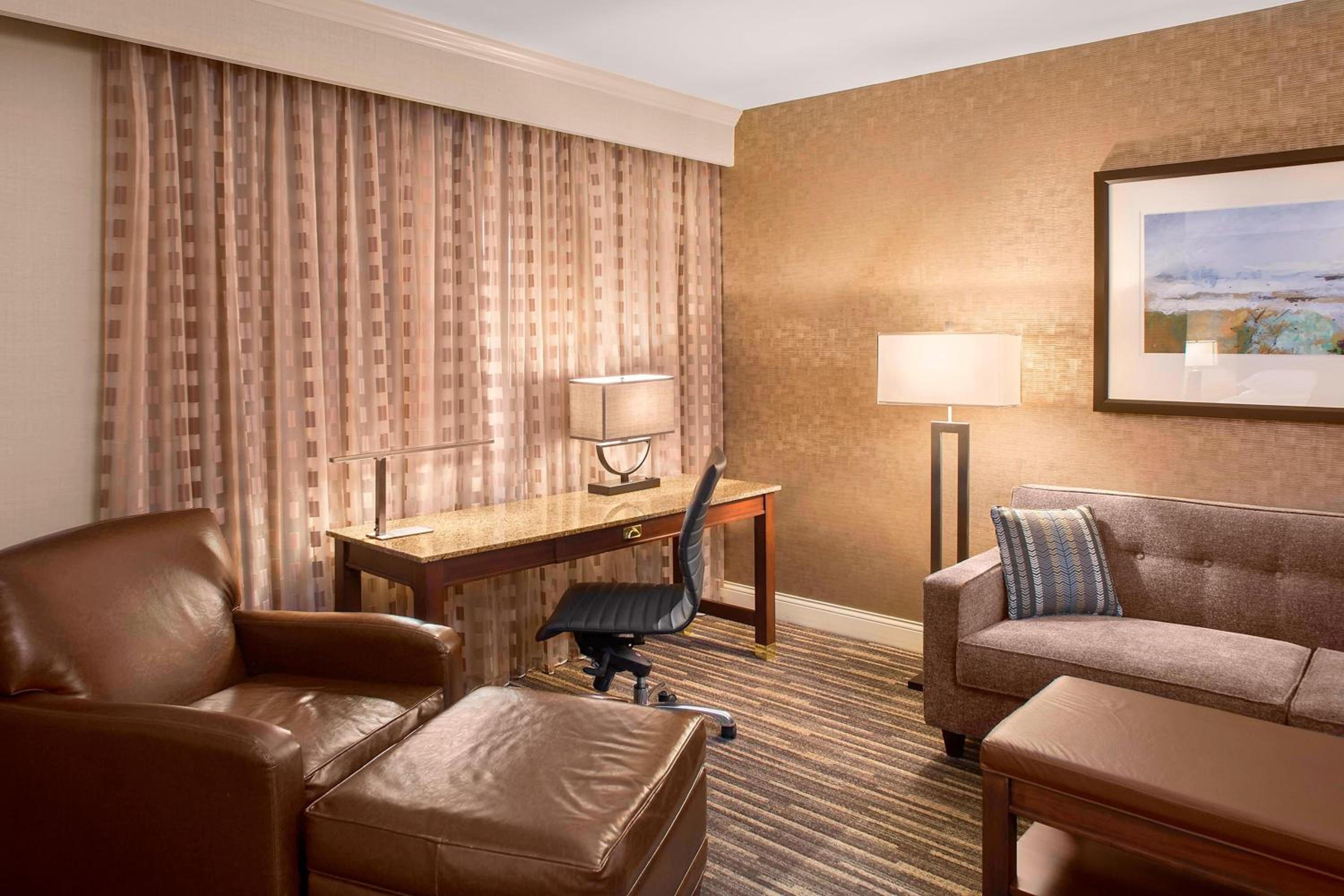 Club level, 1 Bedroom Suite, 2 Double, Sofa bed, City view - Photo 3