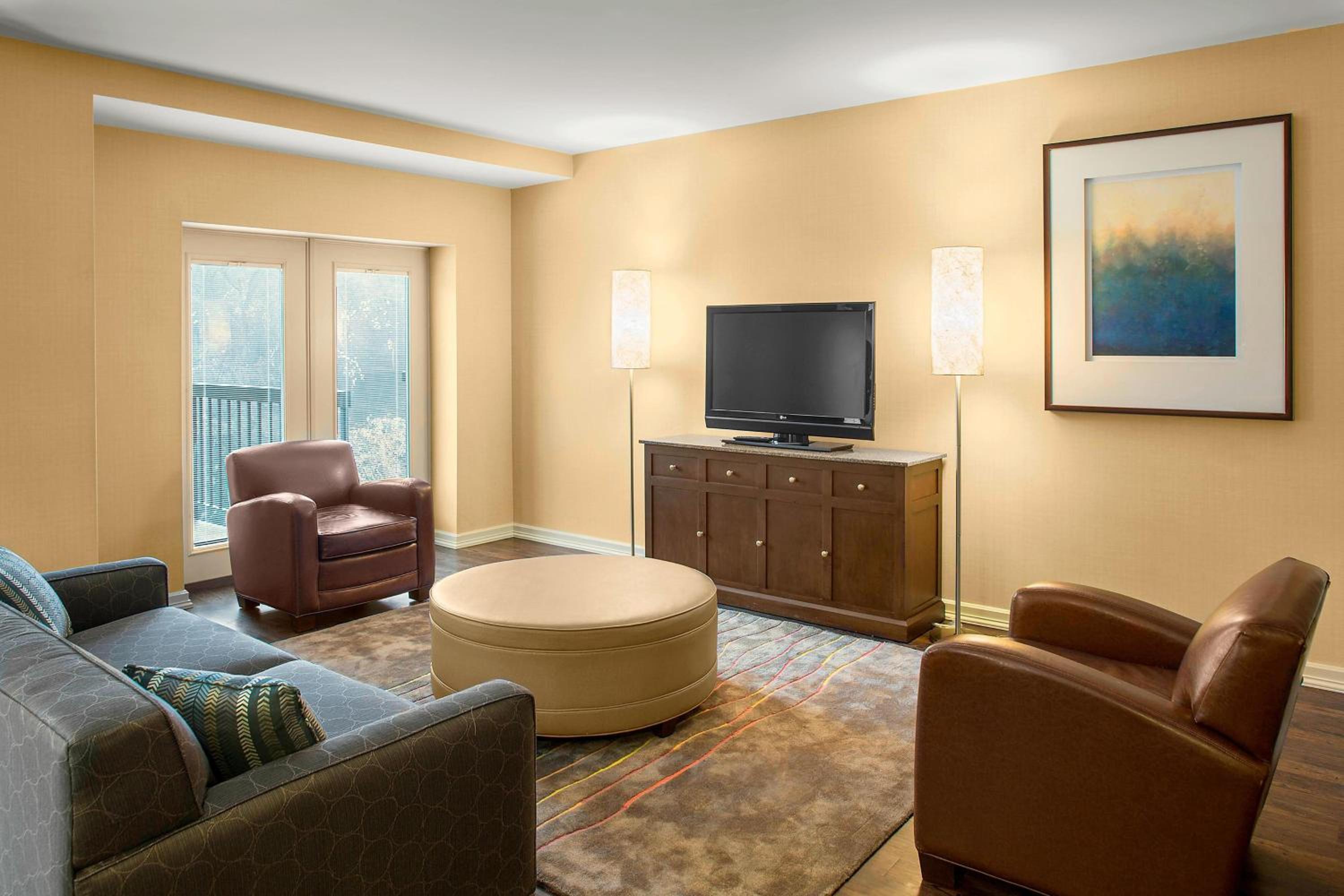 1 Bedroom Bi-level Suite, 1 King, Sofa bed, River view - Photo 1