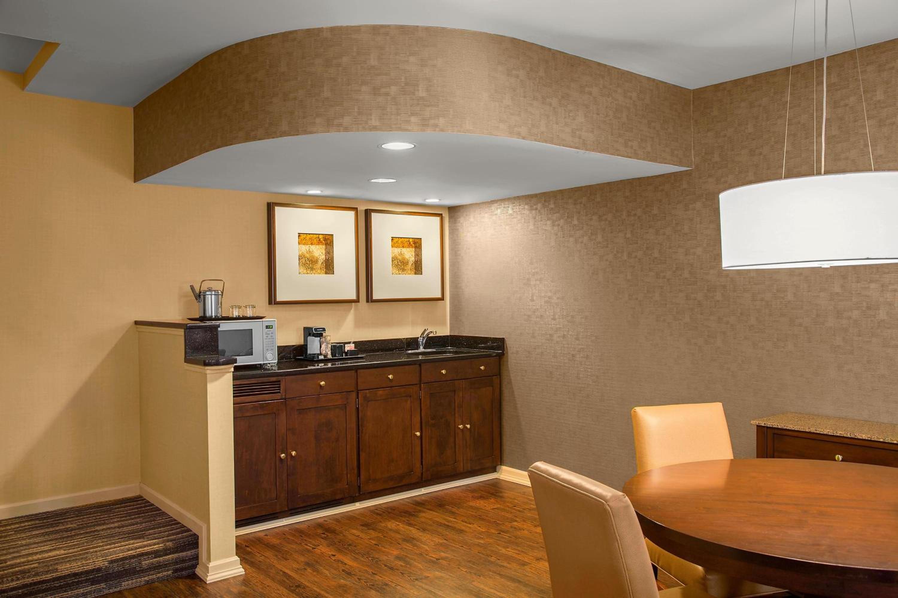 1 Bedroom Bi-level Suite, 1 King, Sofa bed, River view - Photo 5