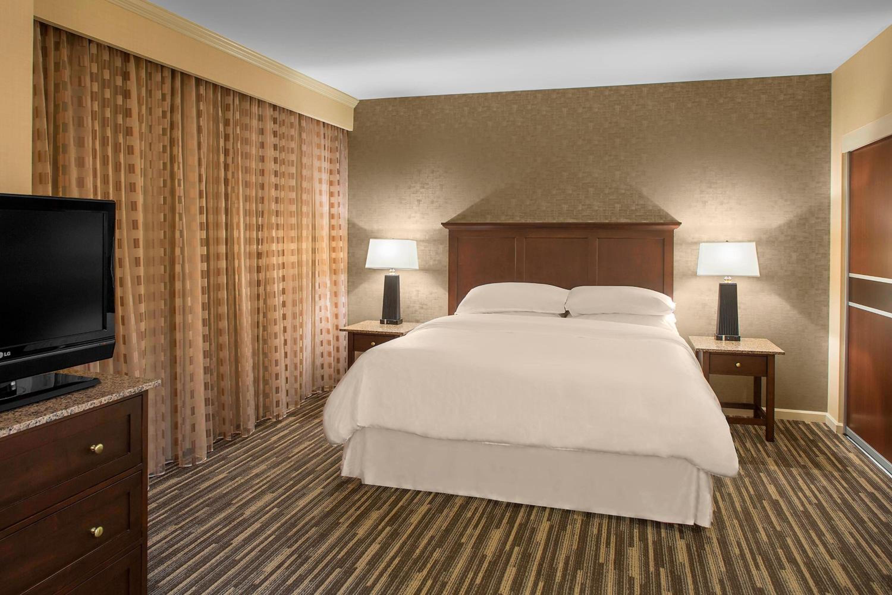 1 Bedroom Bi-level Suite, 1 King, Sofa bed, River view - Photo 2