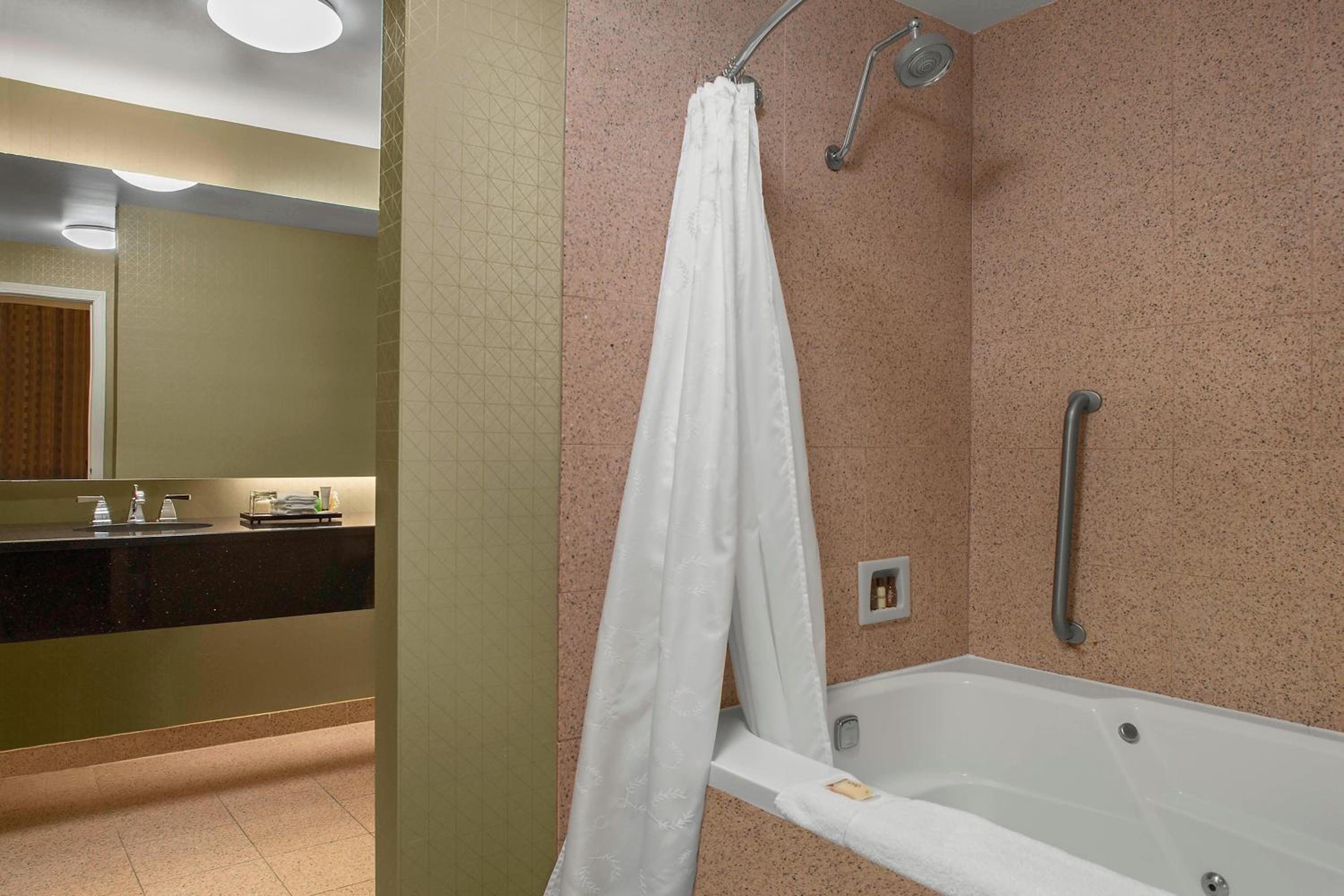 1 Bedroom Bi-level Suite, 1 King, Sofa bed, River view - Photo 6