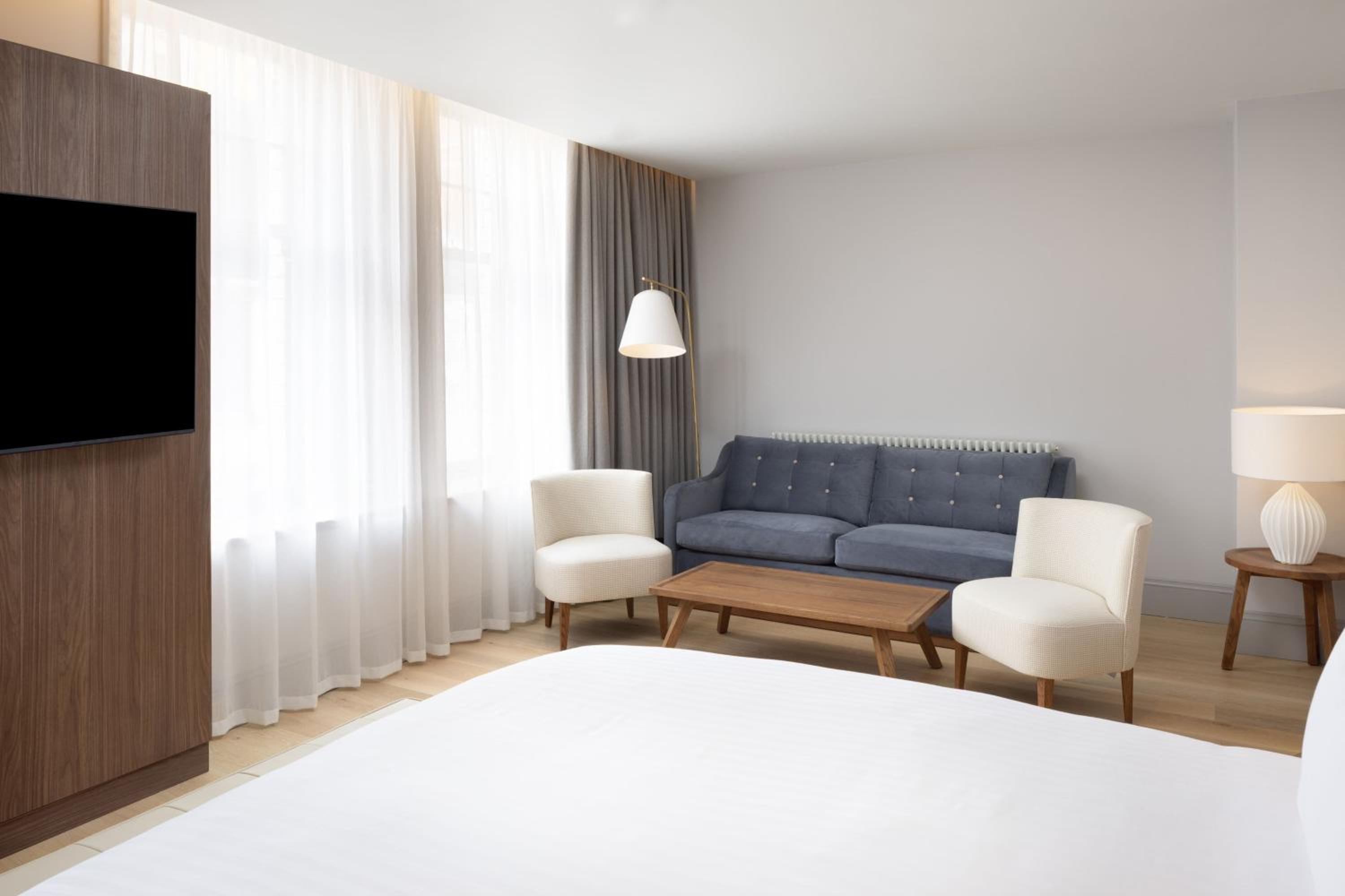 Junior King Suite with City View photo 3