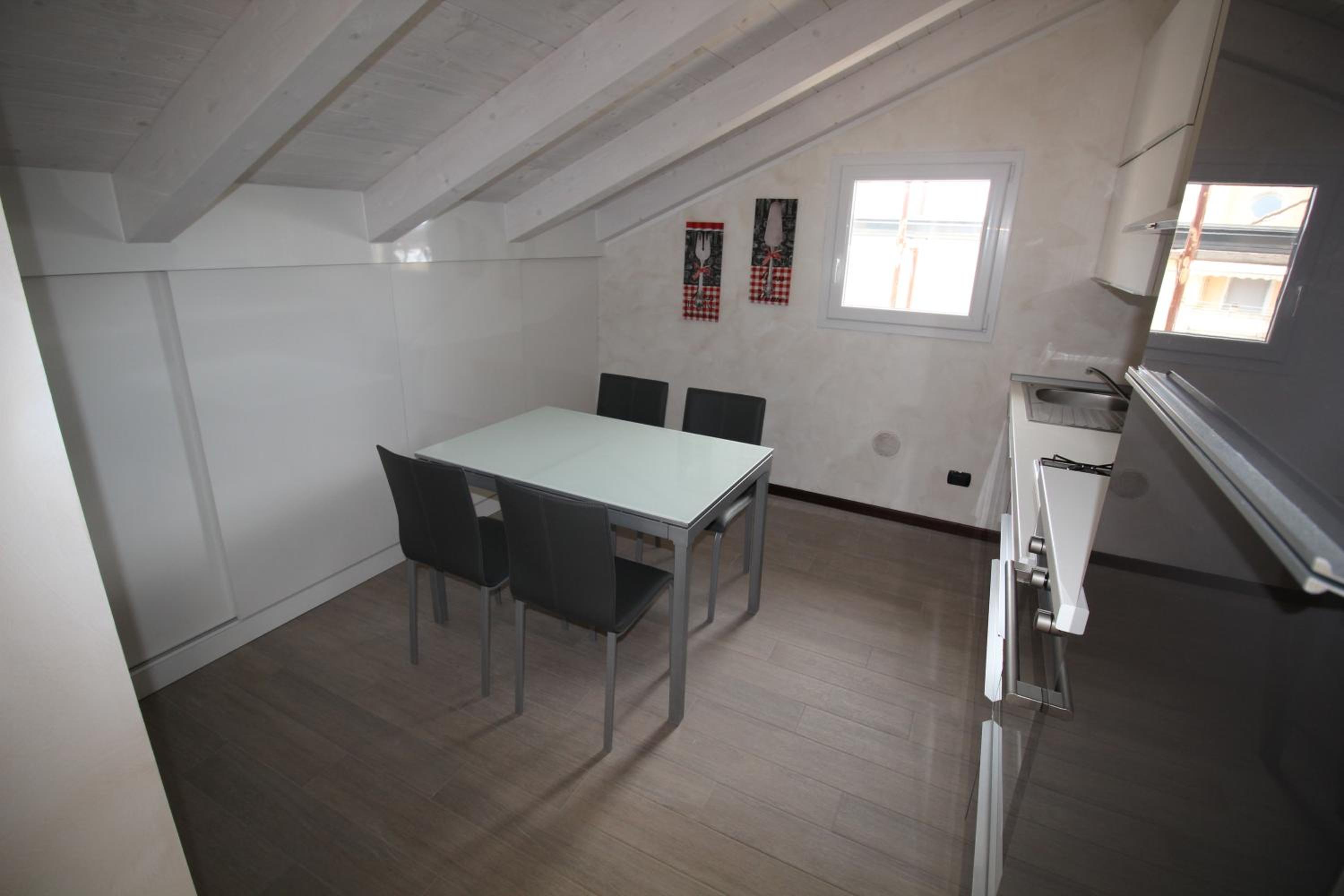 One-Bedroom Apartment Attic photo 3