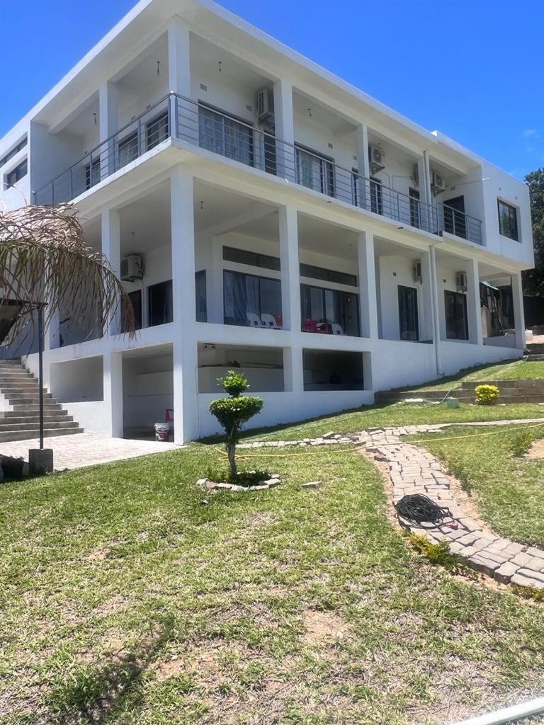 Five-Bedroom House photo 1