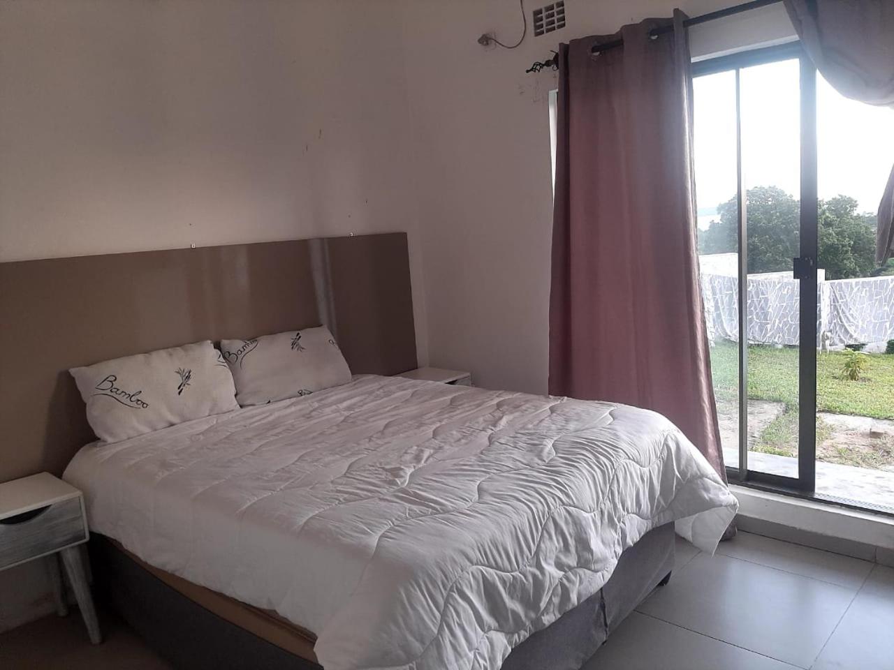 Five-Bedroom House photo 2