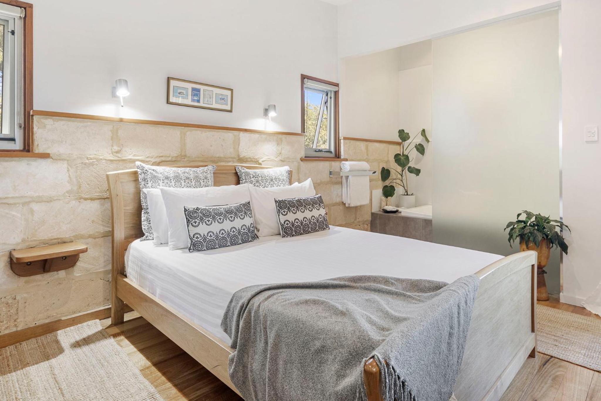 One-Bedroom Loft Apartment with Balcony photo 1