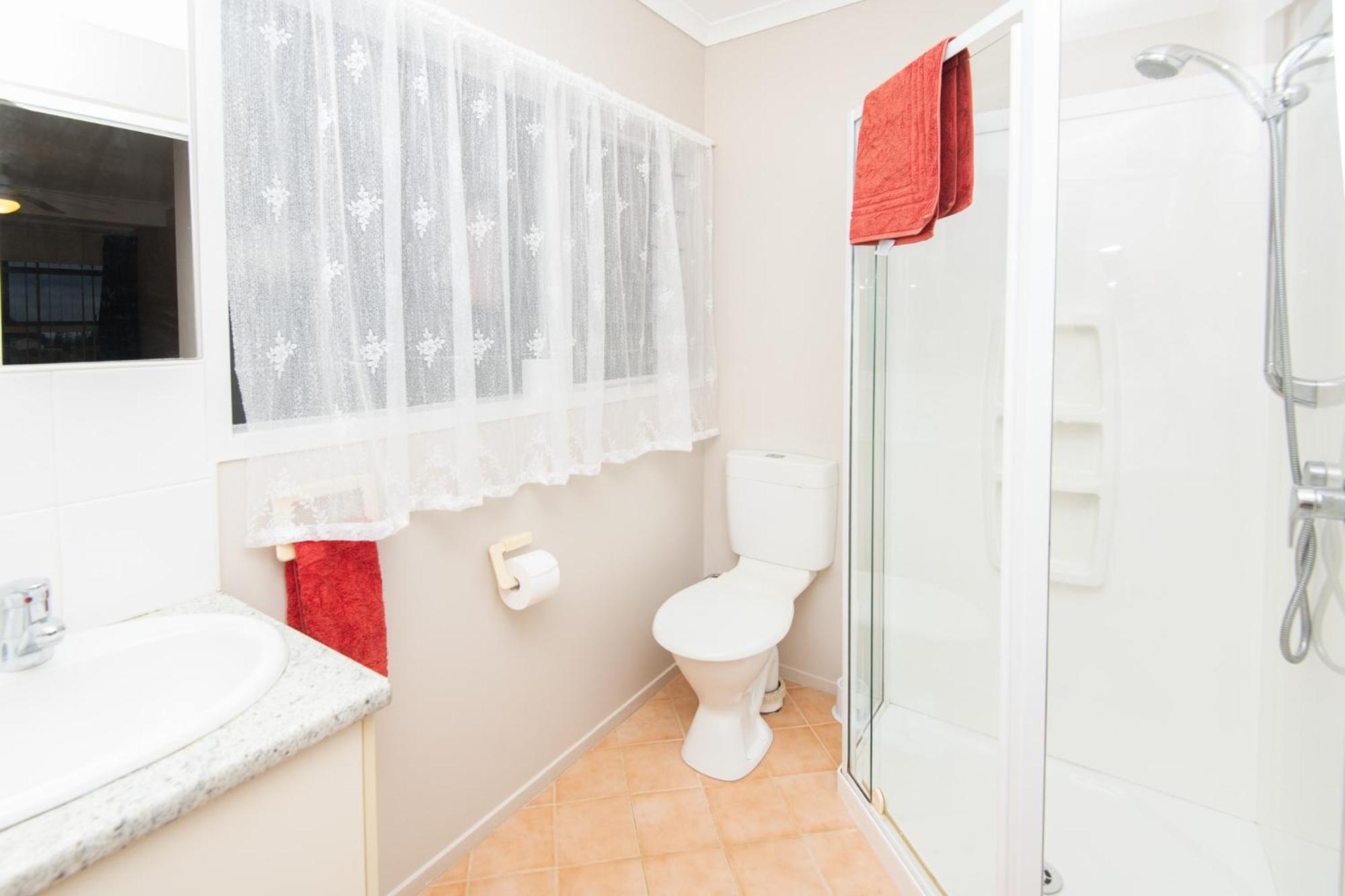 One Bedroom Apartment - with Hire Car photo 2