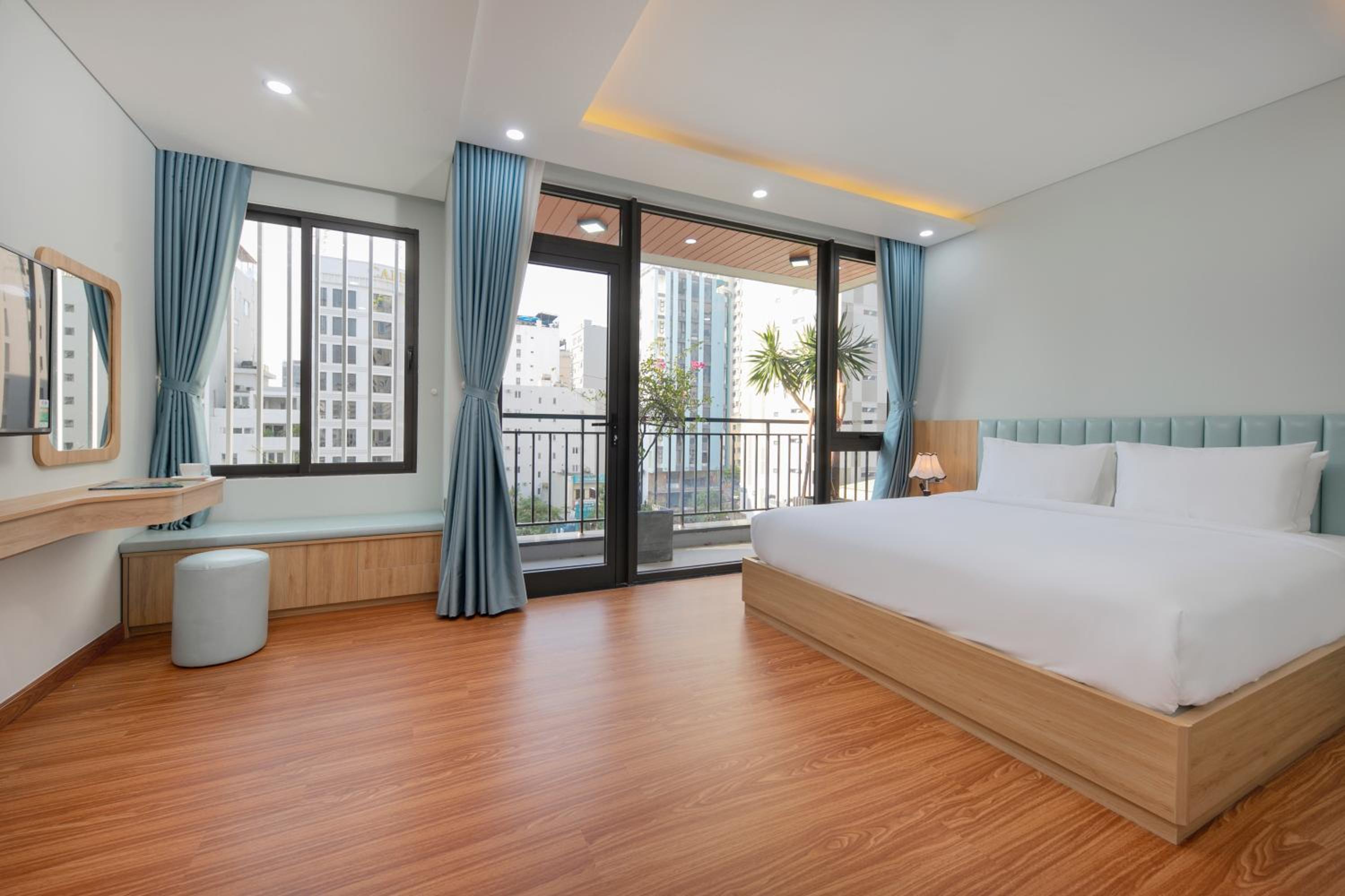 One-Bedroom Apartment with Balcony