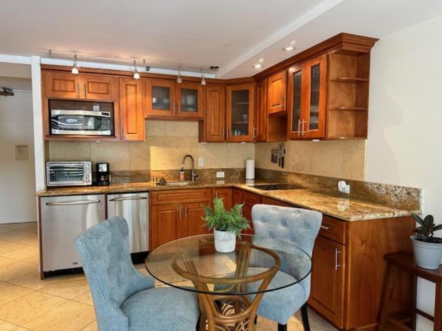 Marine Surf Waikiki: kitchen photo