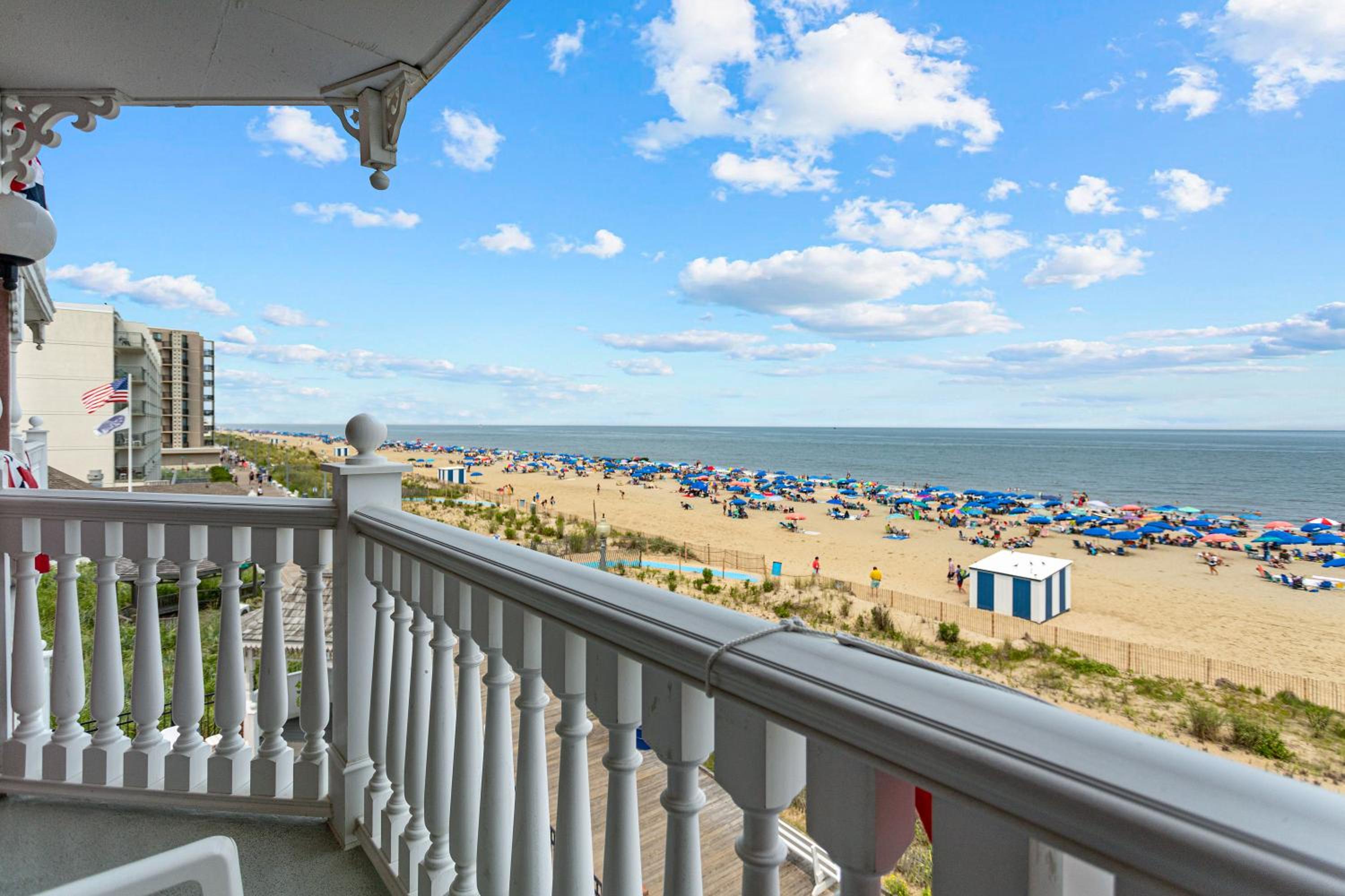 Concierge Deluxe Ocean Front with King Bed - Adult Level photo 2