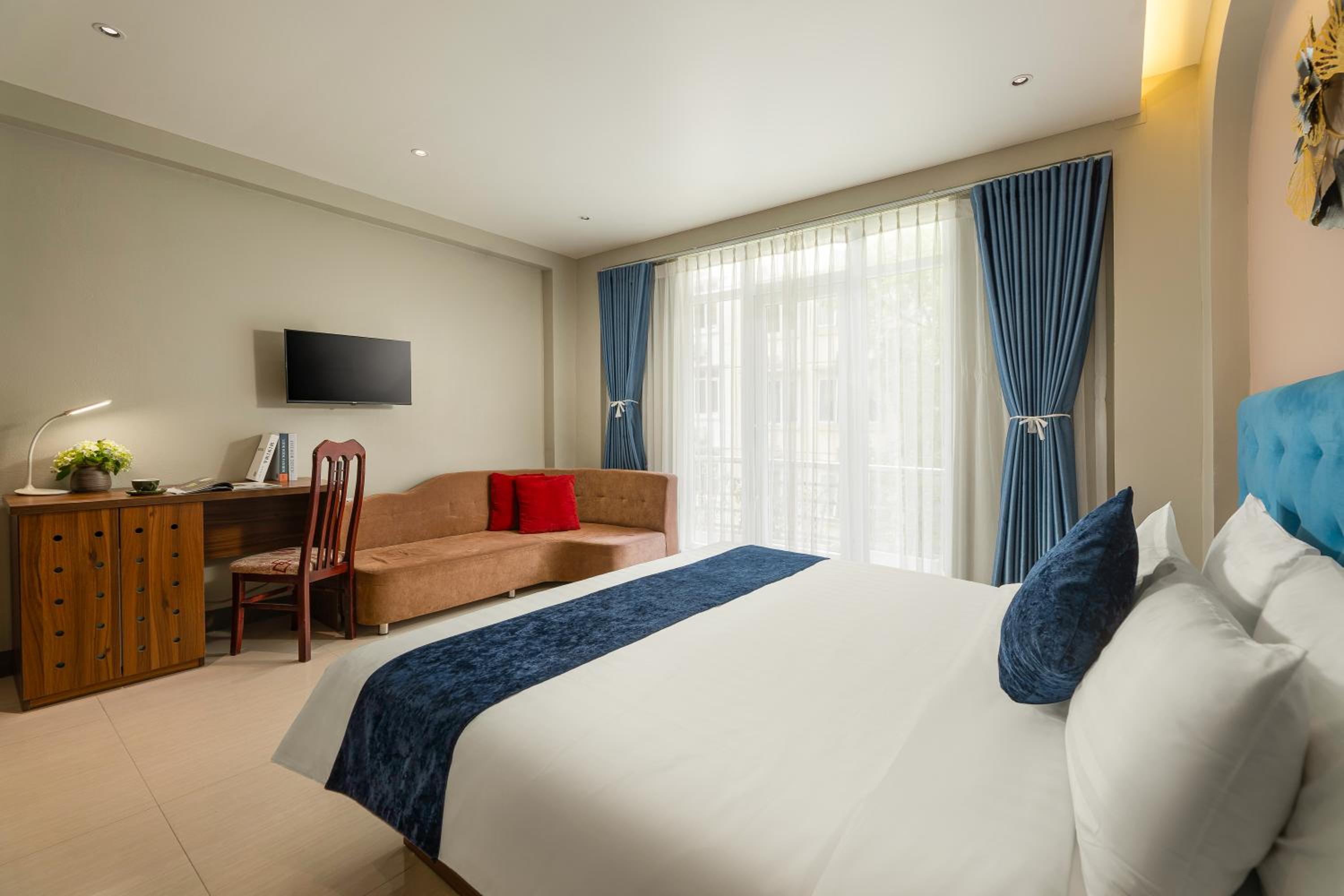 Deluxe Double Room with Balcony - Photo 2