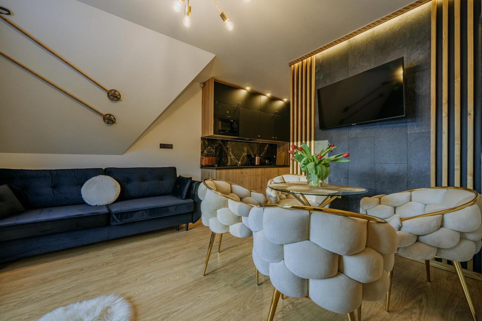 Apartment with Mountain View