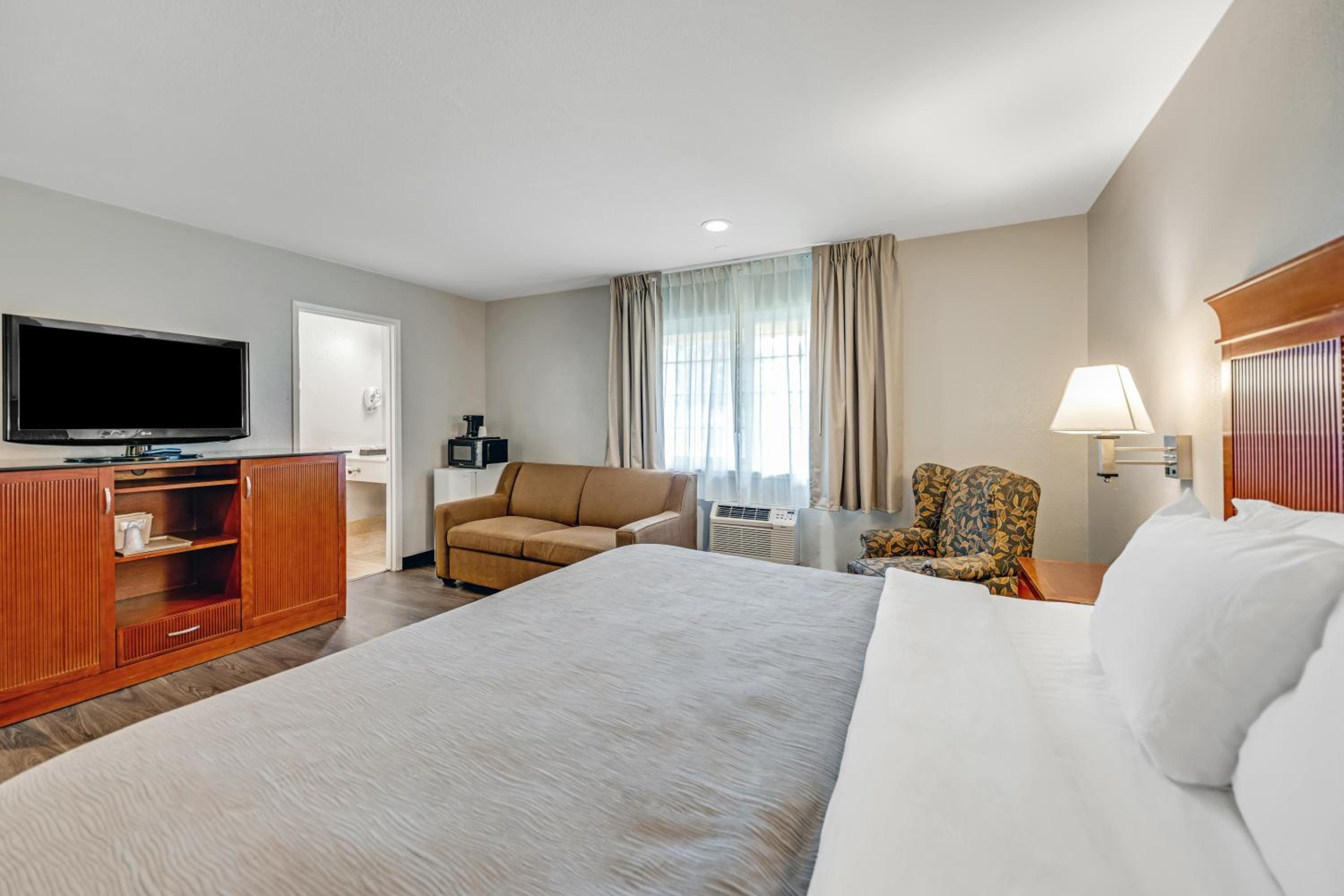 King Room - Non-Smoking - Photo 2
