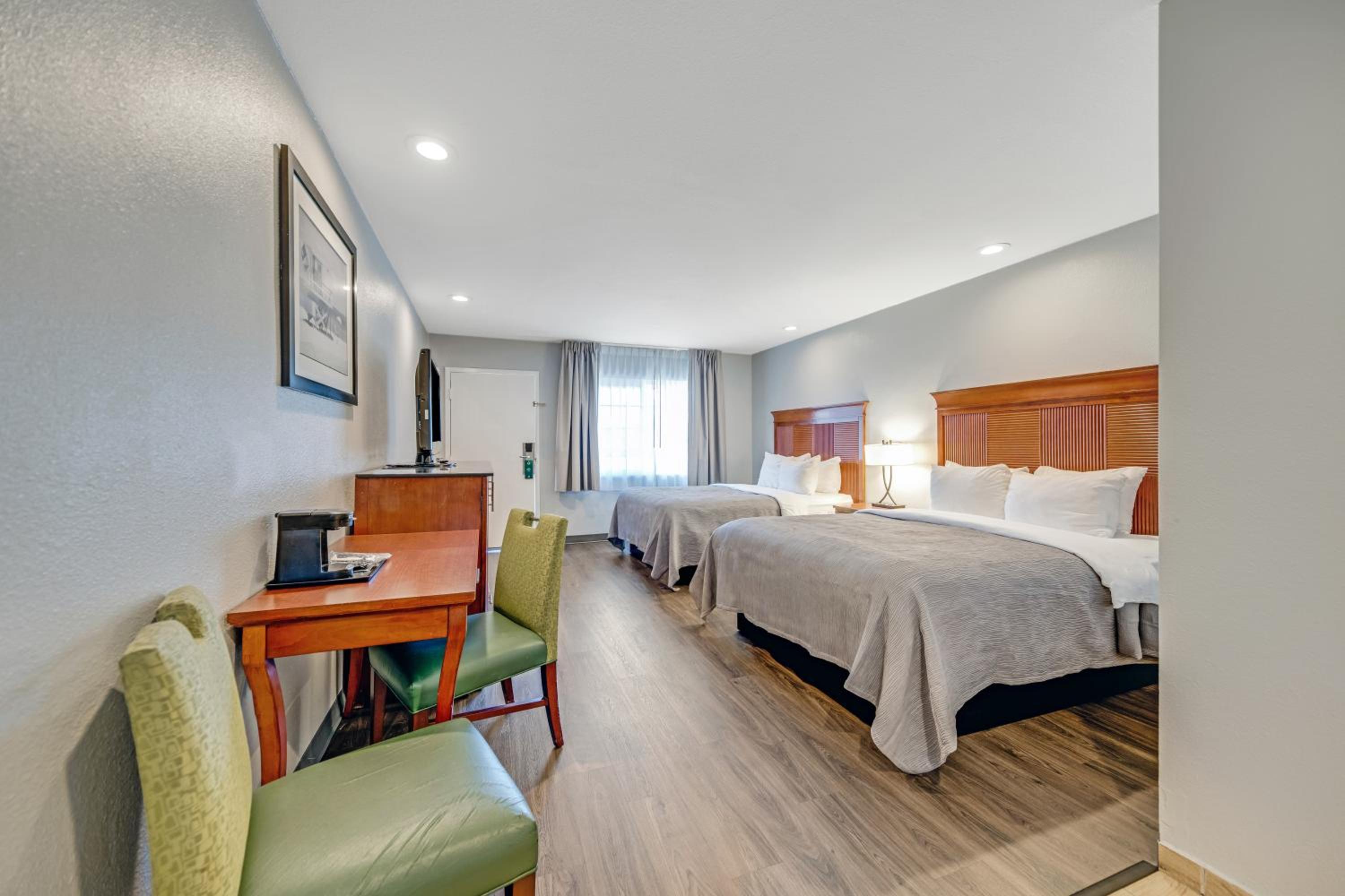 Queen Room with Two Queen Beds - Non-Smoking - Photo 2