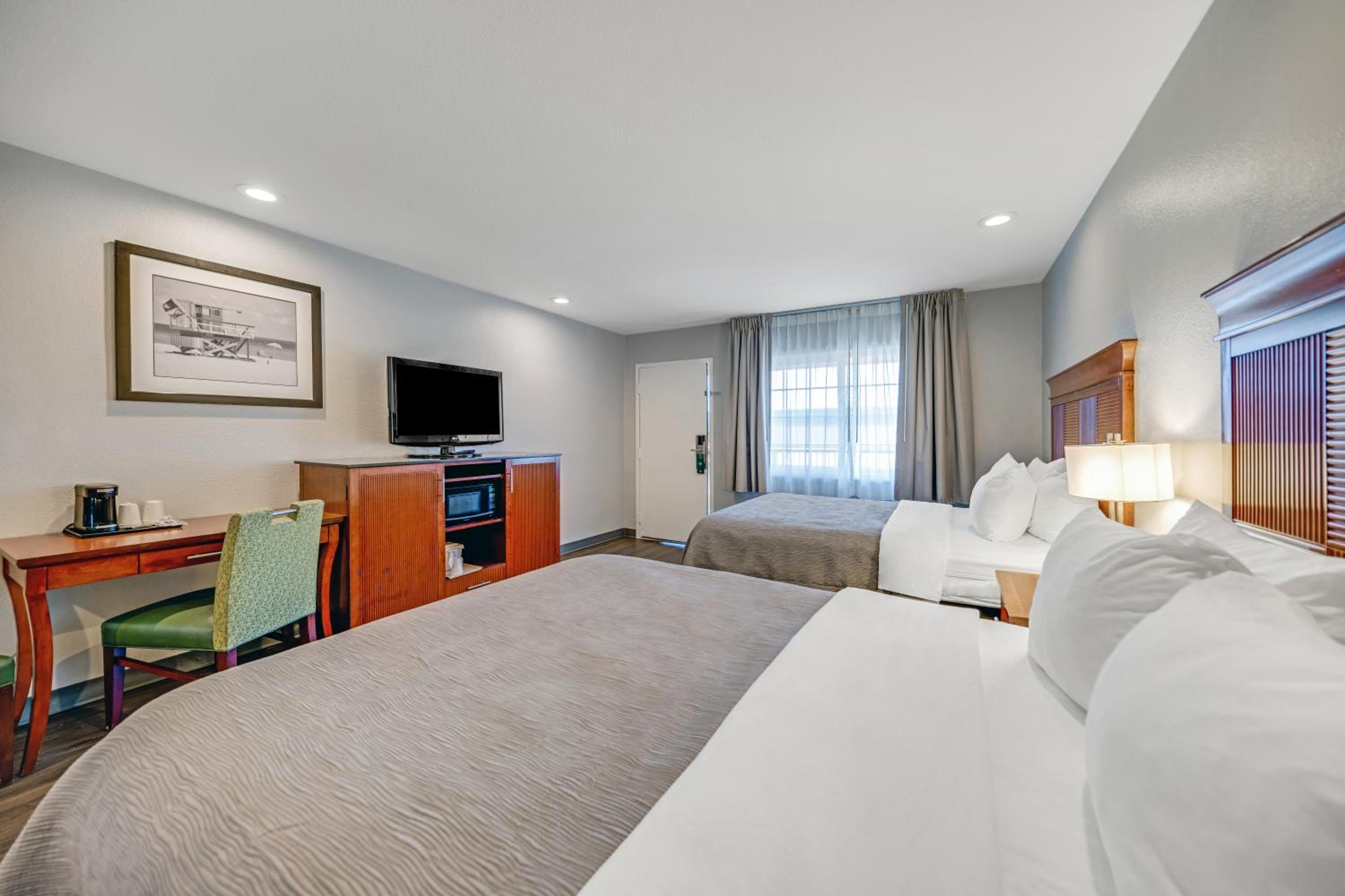 Queen Room with Two Queen Beds - Non-Smoking - Photo 1
