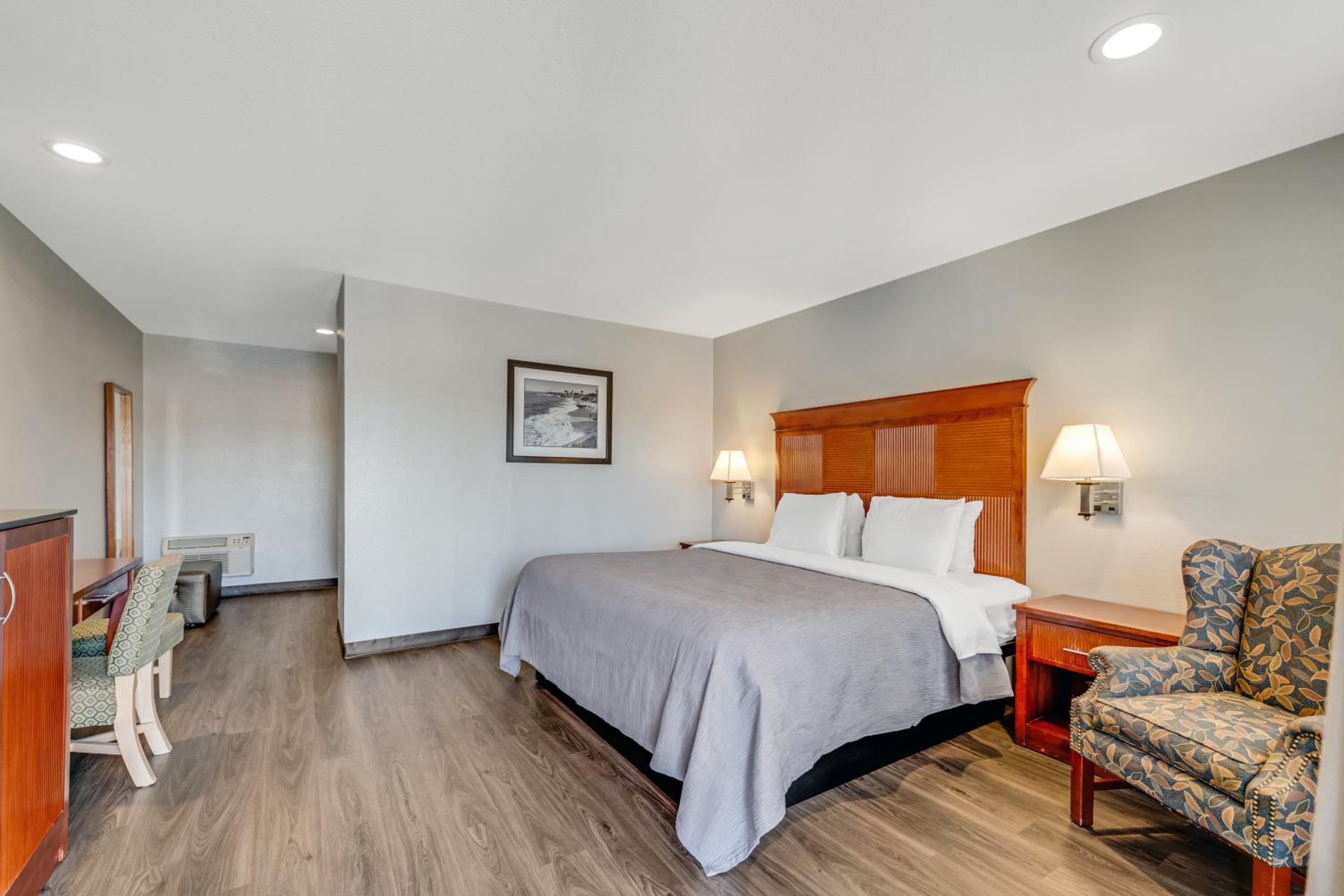 King Room - Non Smoking - Photo 4