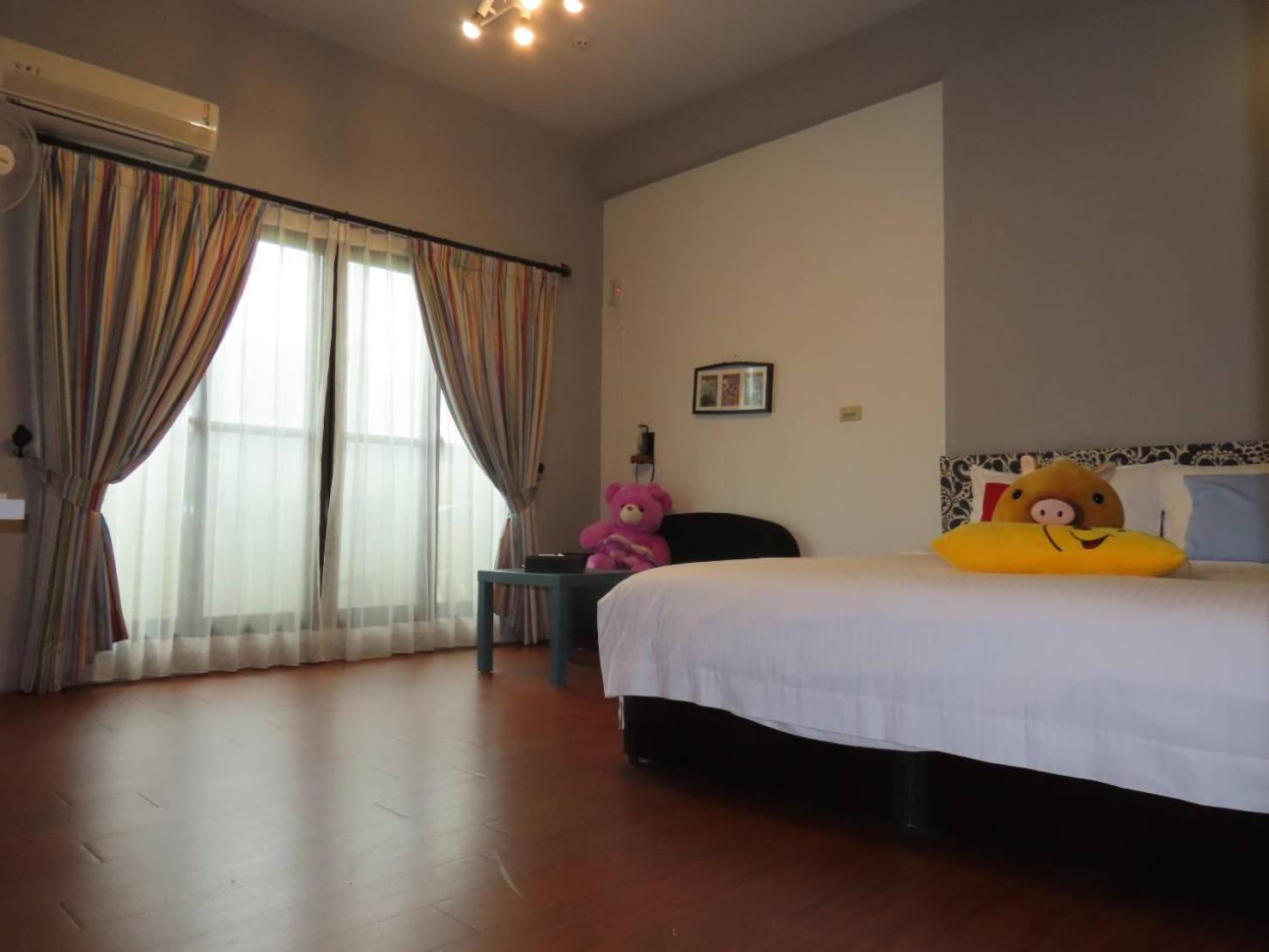Queen Room with Balcony photo 2