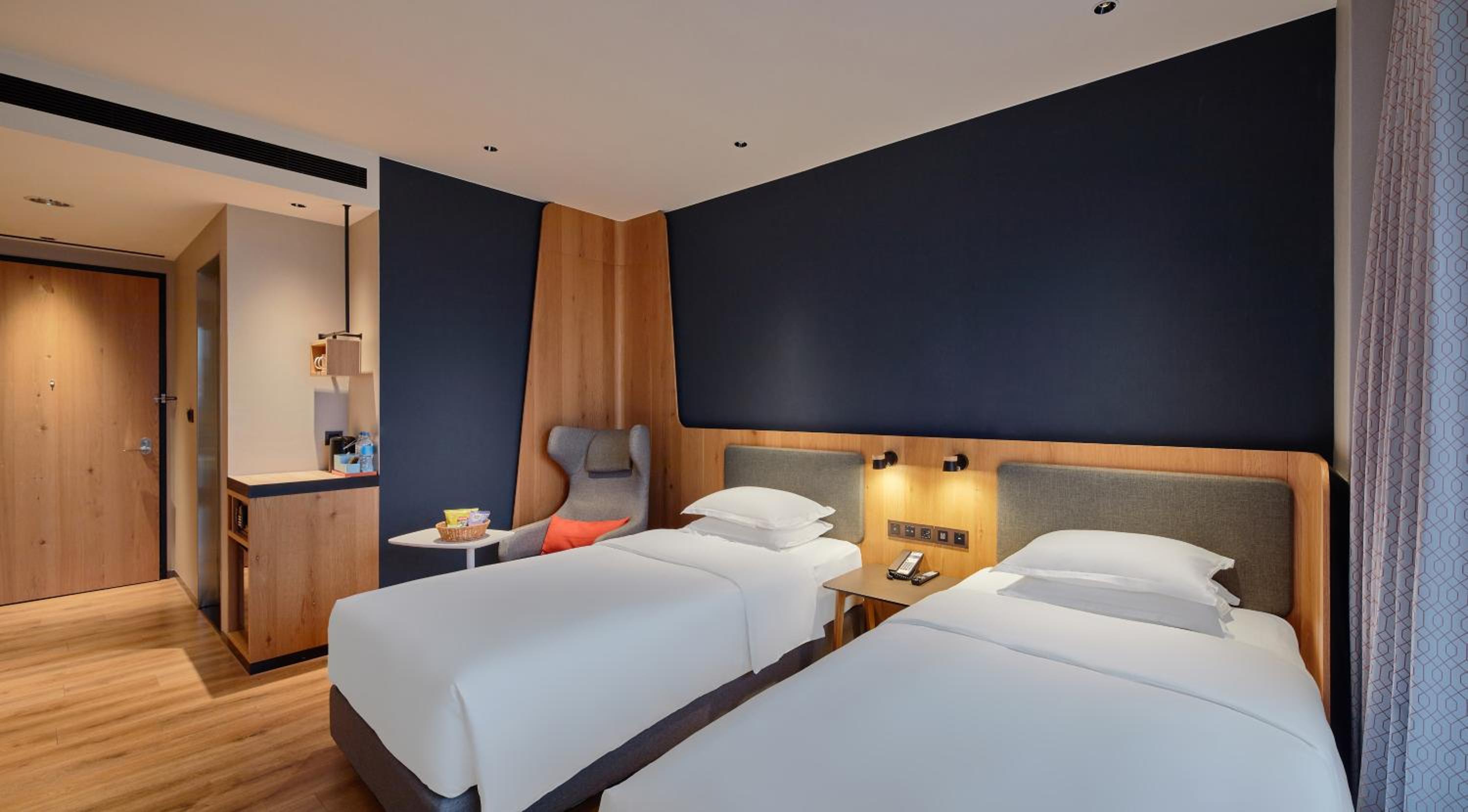 Standard Room, 1 King Bed with Sofa bed, Garden View thumbnail 5