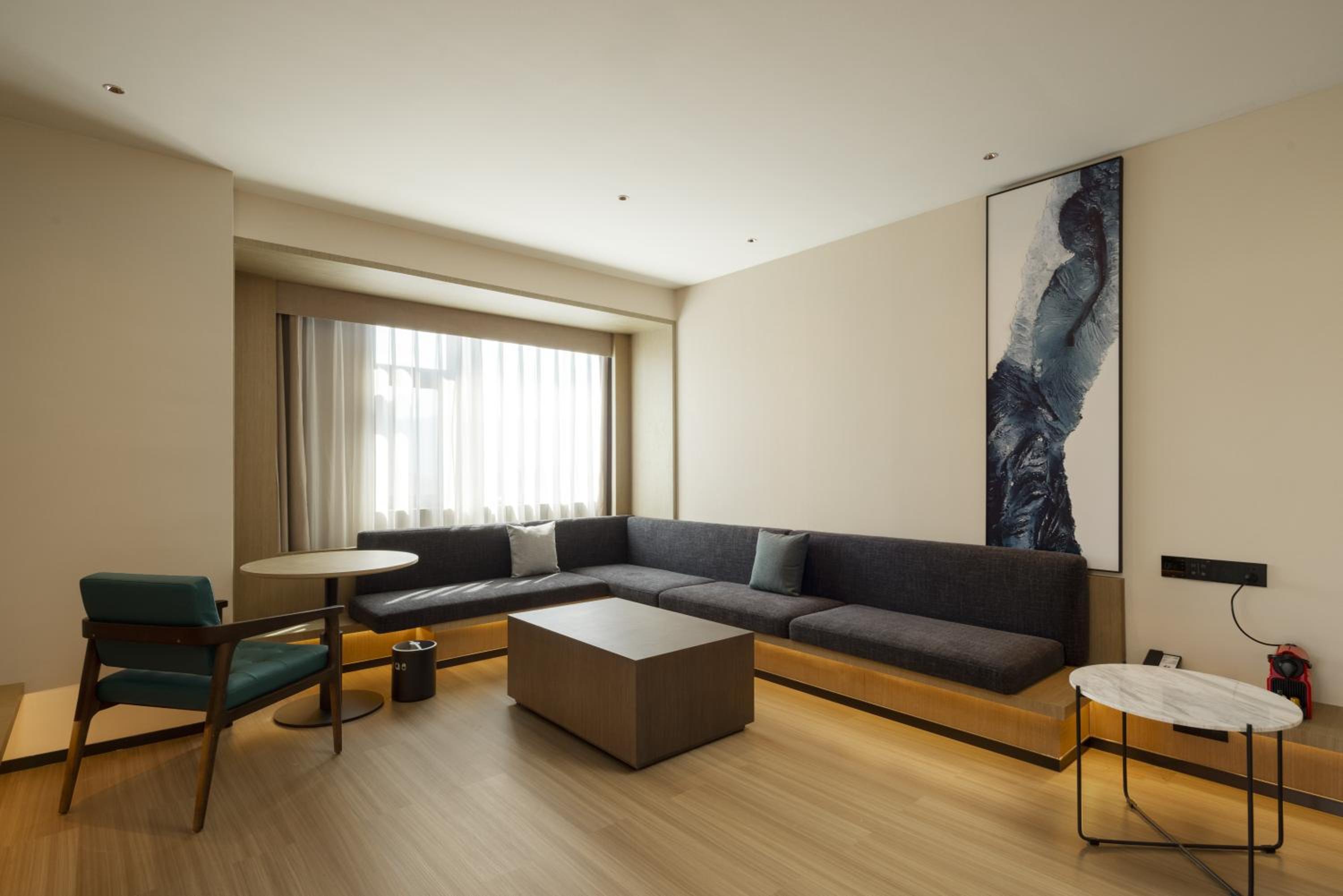 King Suite with City View photo 3